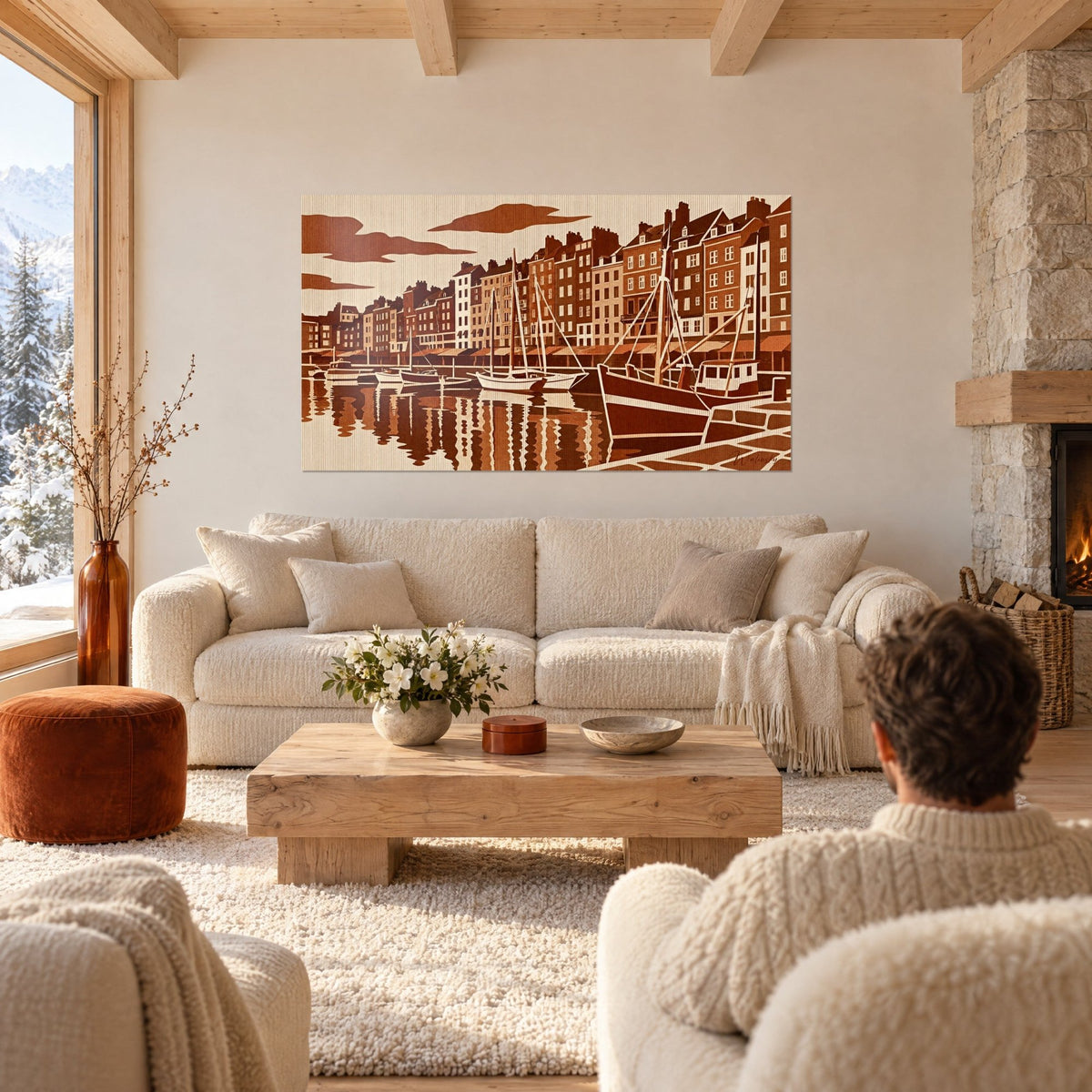 Quadro peschereccio marrone scanalato ormeggiato al vecchio bacino, facciate beige e ruggine, persona di spalle, sopra un divano in un soggiorno luminoso