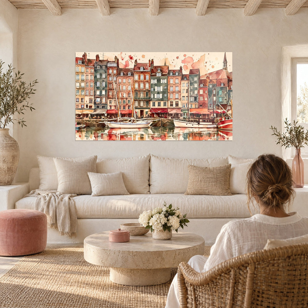 Quadro vecchio porto della Normandia dalle facciate ocra e verdi, riflessi rossi sull'acqua, sopra un divano in un soggiorno luminoso