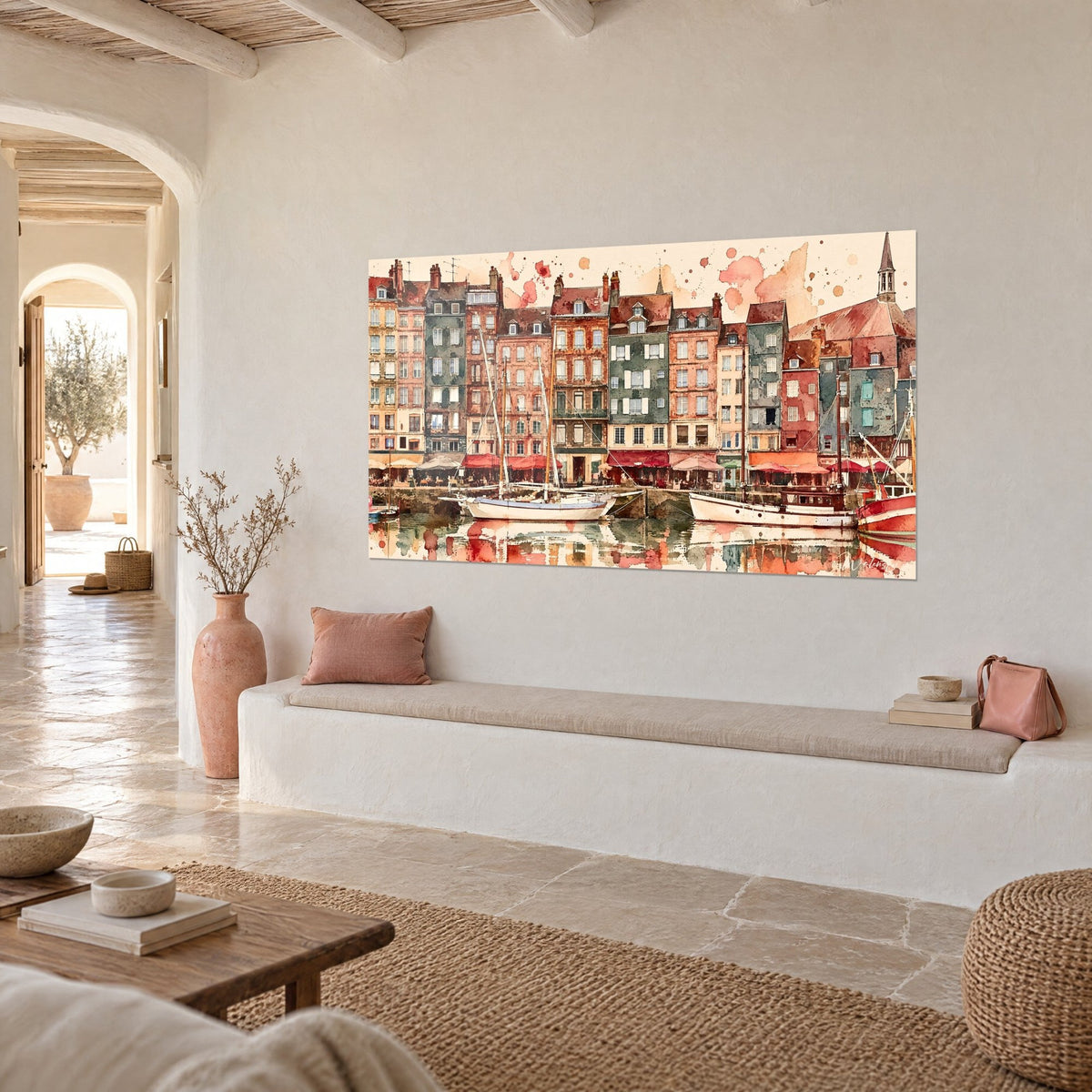 Quadro banchina di Honfleur ad acquerello, case rosa antico e verde salvia, velieri ormeggiati, vista di tre quarti su una parete crema