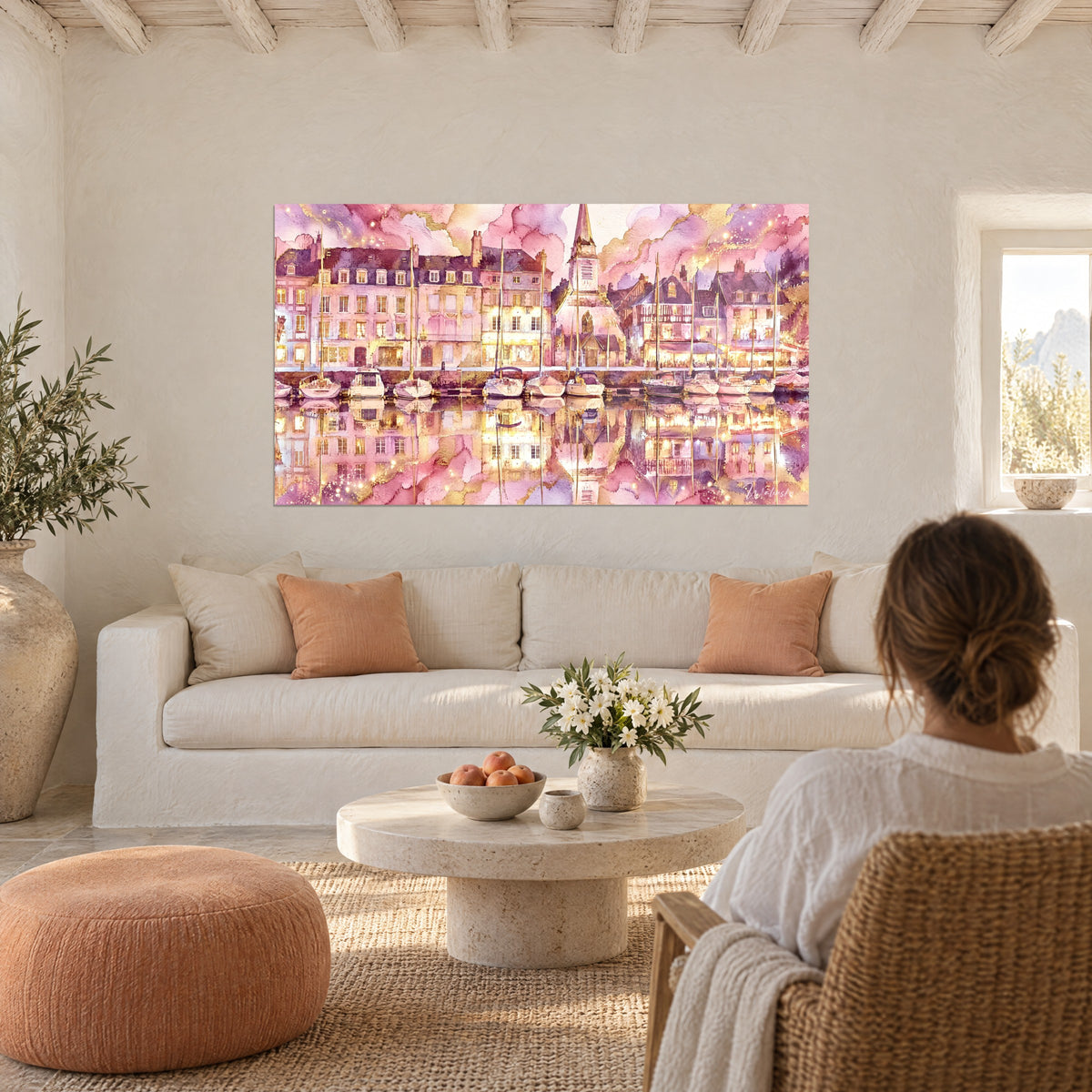 Façades normandes roses et dorées se reflétant dans l'eau, accrochées au-dessus d'un lit dans une chambre claire