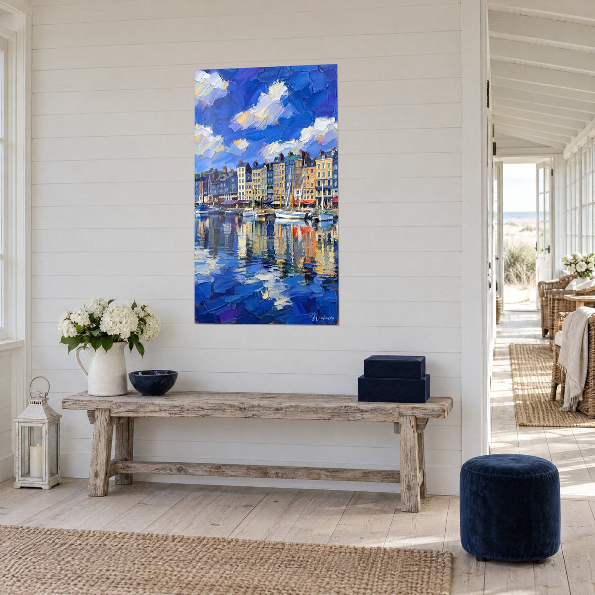 Quadro banchina con case strette giallo paglia e ardesia, riflessi blu cobalto nell'acqua, tre quarti su una panca di legno