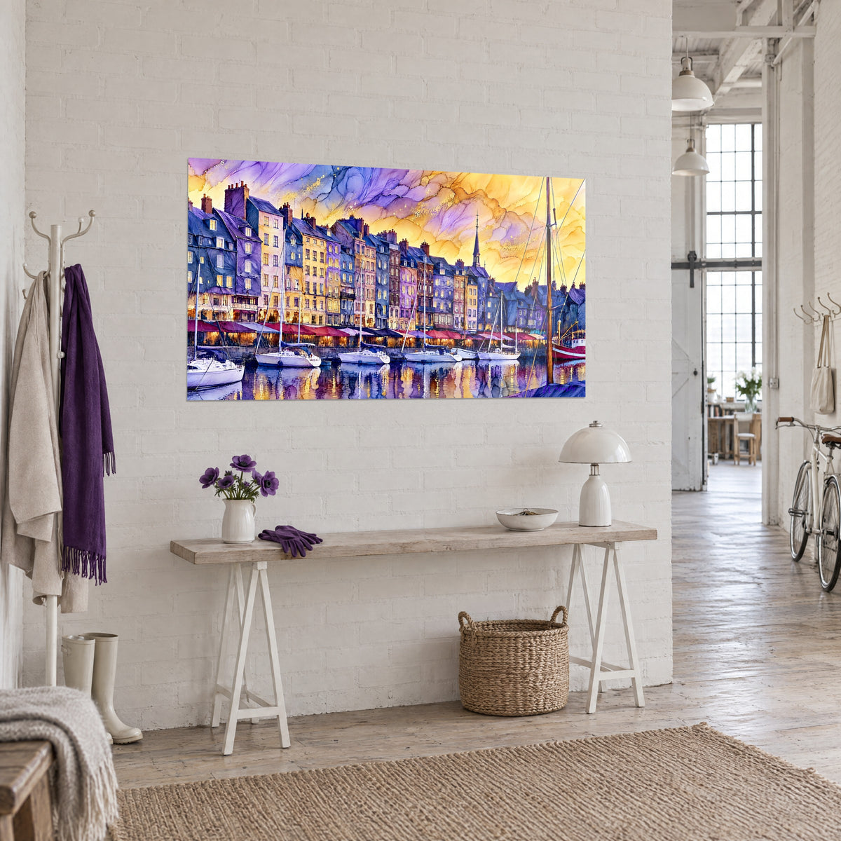 Port de Honfleur en aquarelle violette et orangée au-dessus d'un canapé dans un salon lumineux