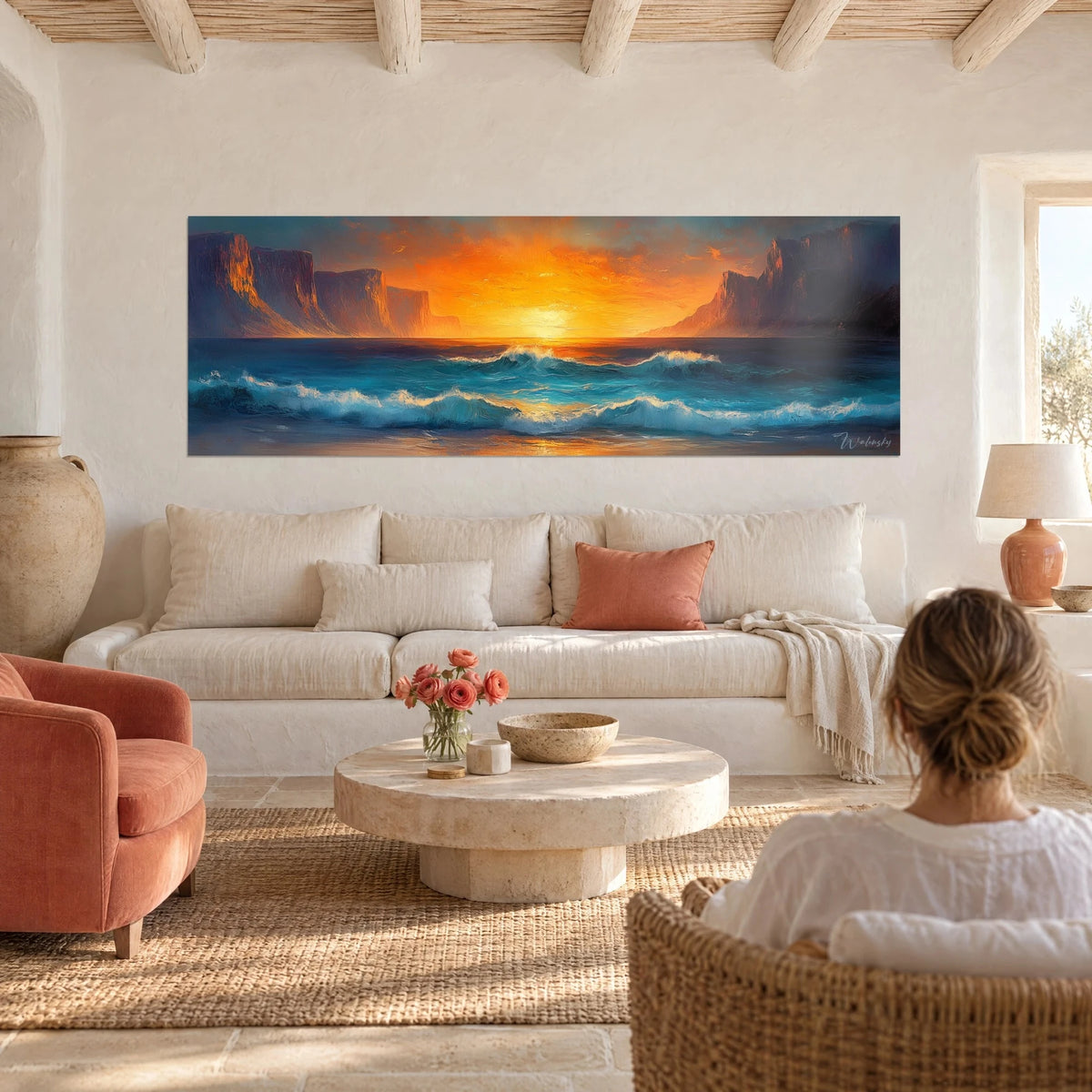 Quadro tramonto arancione su scogliere viola e onde turchesi, sopra un divano in un soggiorno luminoso