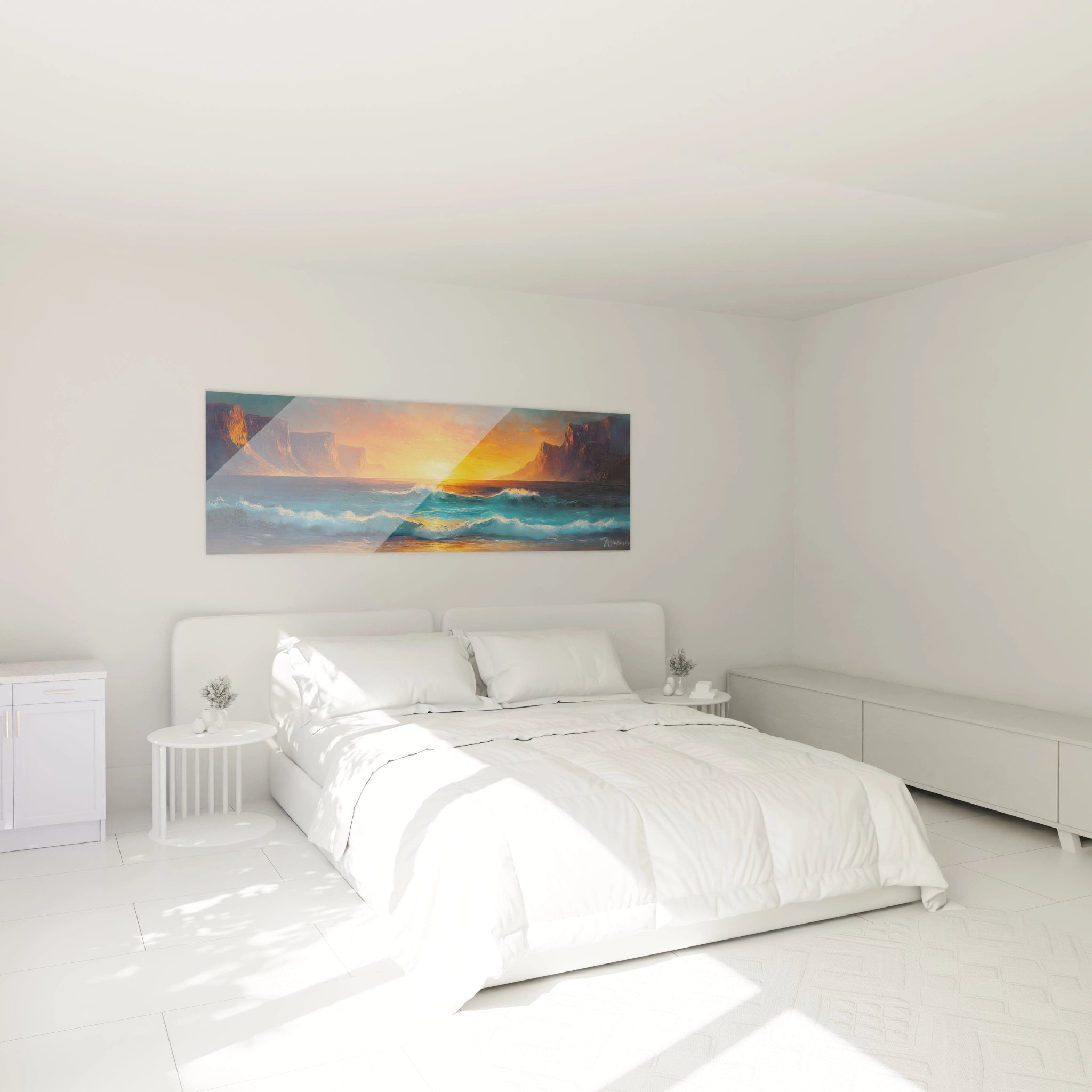 Tableau plage illustrant un horizon maritime où des vagues turquoise aux crêtes blanches rencontrent un ciel embrasé de teintes orange et jaune, créant un contraste saisissant avec les silhouettes sombres des falaises rocheuses qui bordent la baie.
