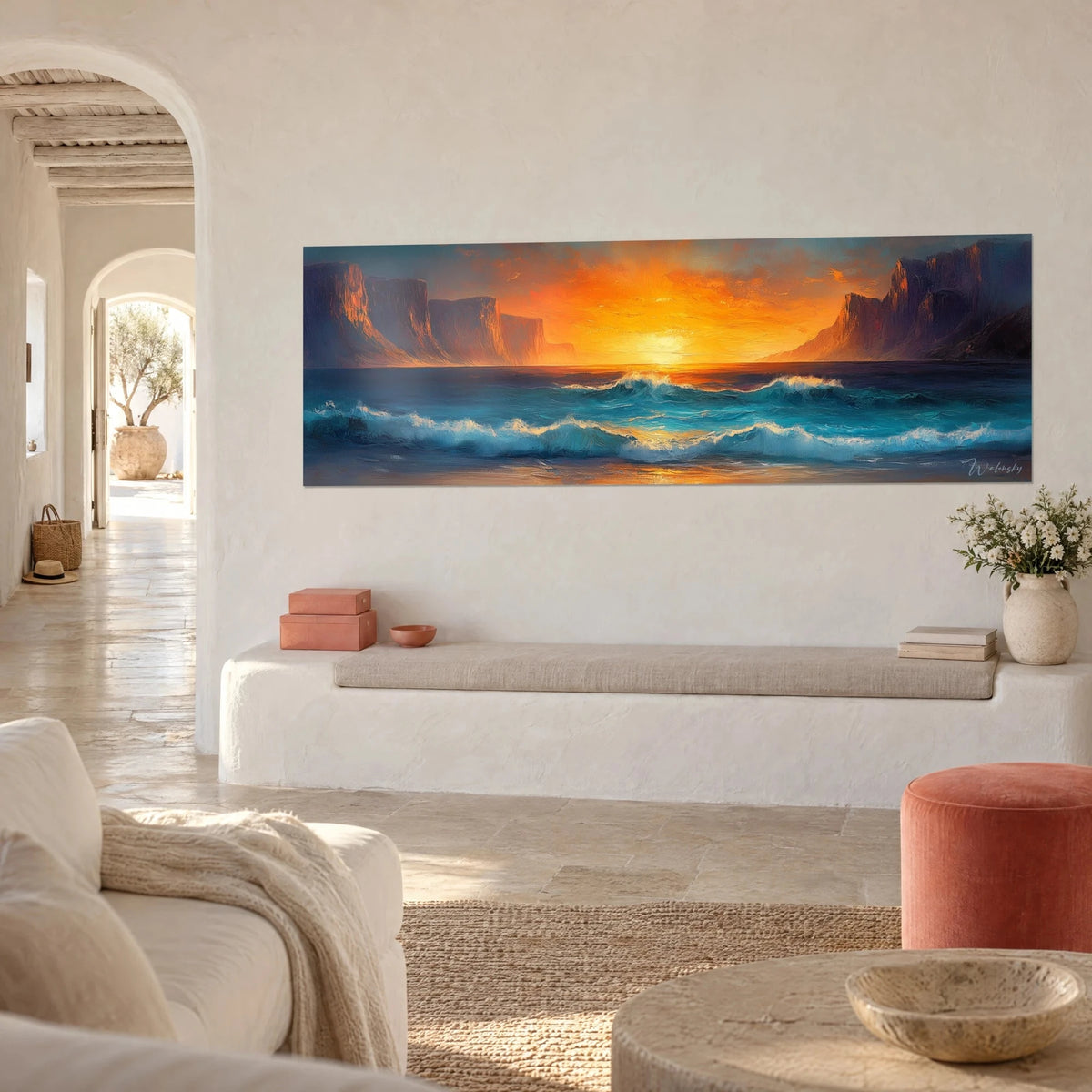 Quadro sole che tramonta e infiamma un cielo ambrato, onda turchese spumeggiante sotto le scogliere, vista di tre quarti, casa mediterranea