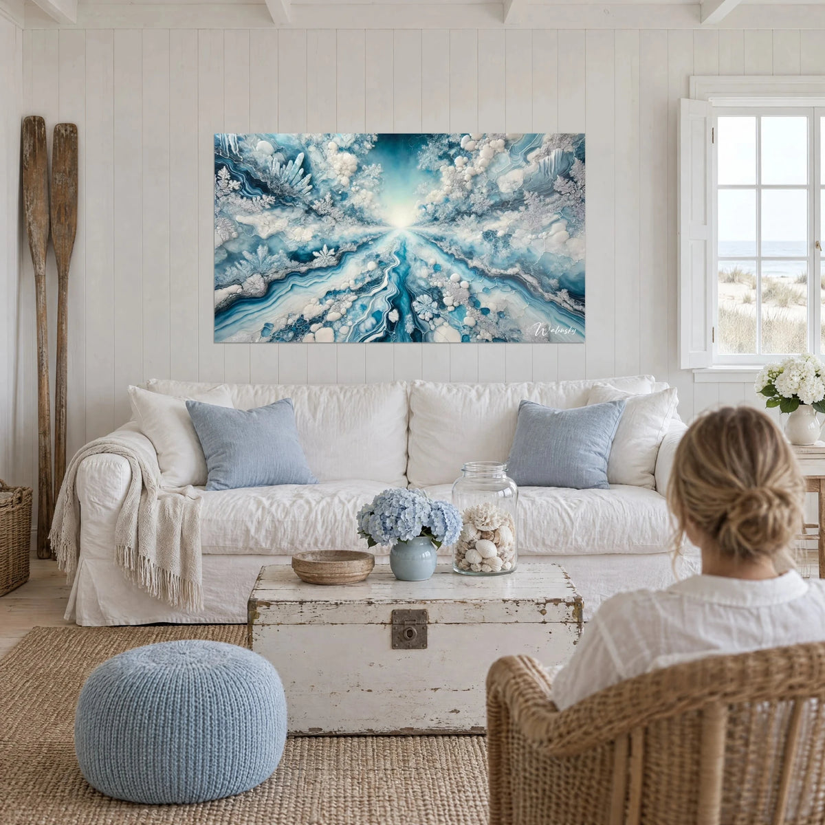Gemälde Gletscher-Türkis aus der Vogelperspektive, weiße Frostkristalle und mitternachtsblaue Adern, über einem Sofa in einem hellen Wohnzimmer