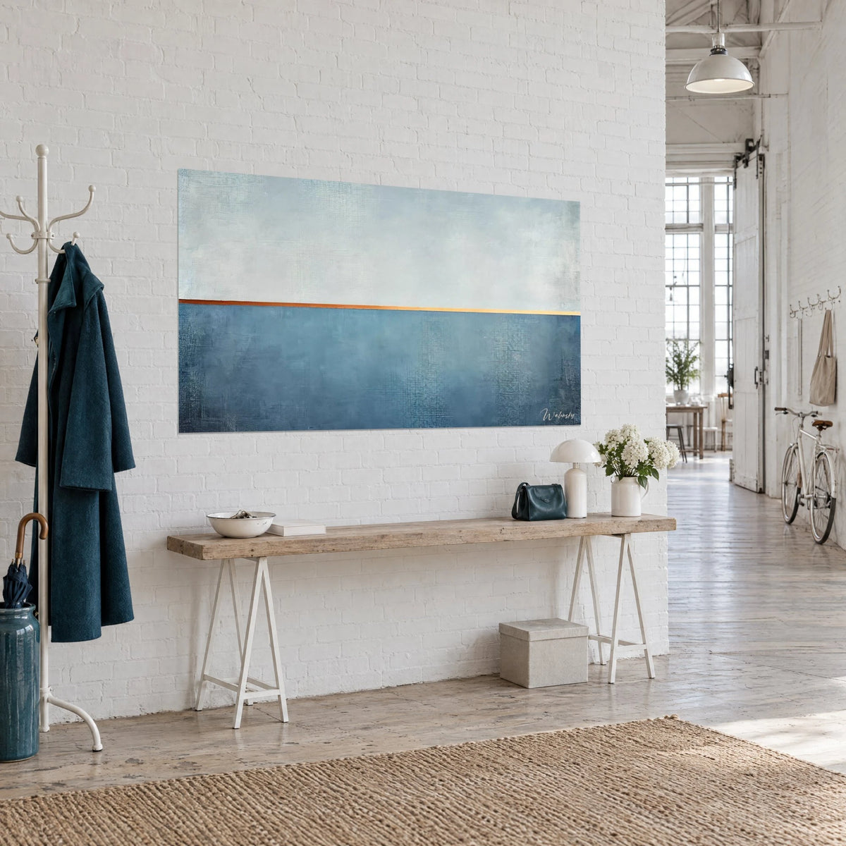 Gemälde minimalistische Komposition in zwei Ebenen, Stahlblau und wolkiges Grau, orangefarbene Randlinie, weiße Loftwand mit Holzkonsole