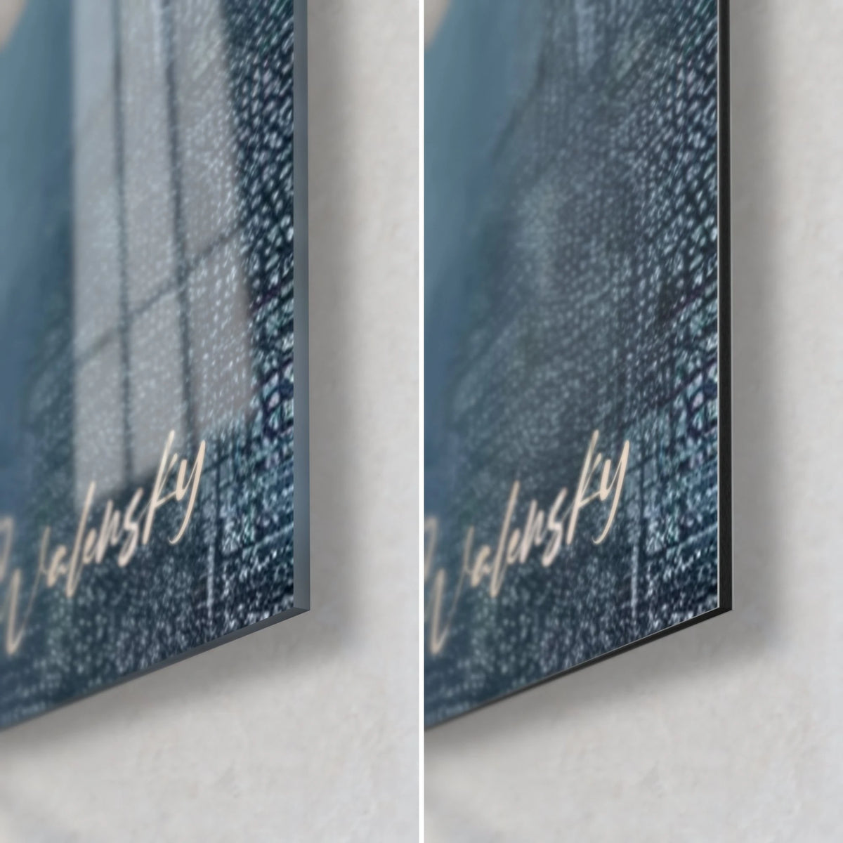 Gemälde abstraktes Landschaftsbild in tiefem Blau, sichtbare Leinwandstruktur, untere rechte Ecke aus glänzendem Glas und mattem Dibond, goldene Signatur