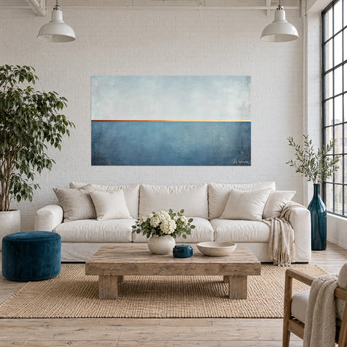 Gemälde abstrakter Horizont in Schiefergrau-Blau unter perlgrauem Himmel, zentrale kupferfarbene Linie, über einem Sofa in einem hellen Wohnzimmer