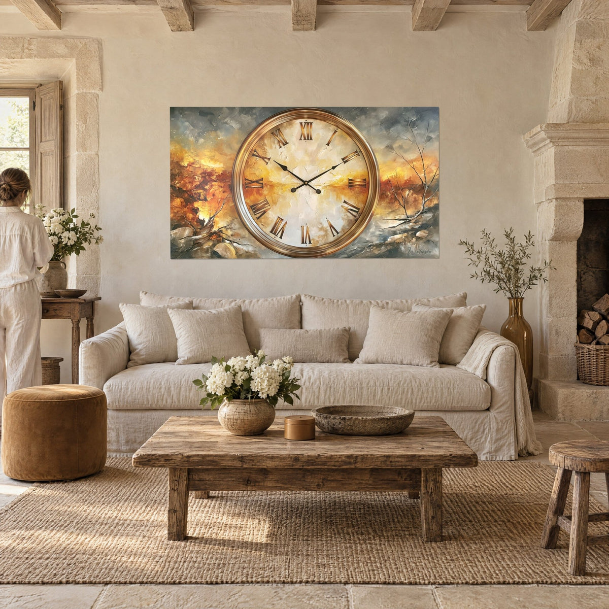 Gemälde mit goldener Uhr und römischen Ziffern aus Kupfer, ockerfarbener und rauchgrauer Hintergrund, über einem Sofa in einem hellen Wohnzimmer