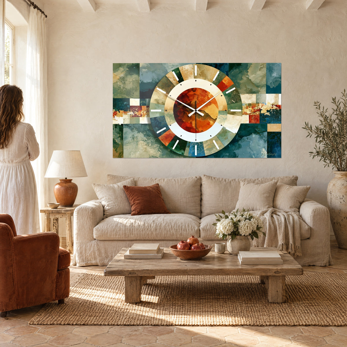 Tableau cadran peint en cercles concentriques sarcelle et terracotta, aiguilles blanches, au-dessus d'un canapé dans un salon lumineux