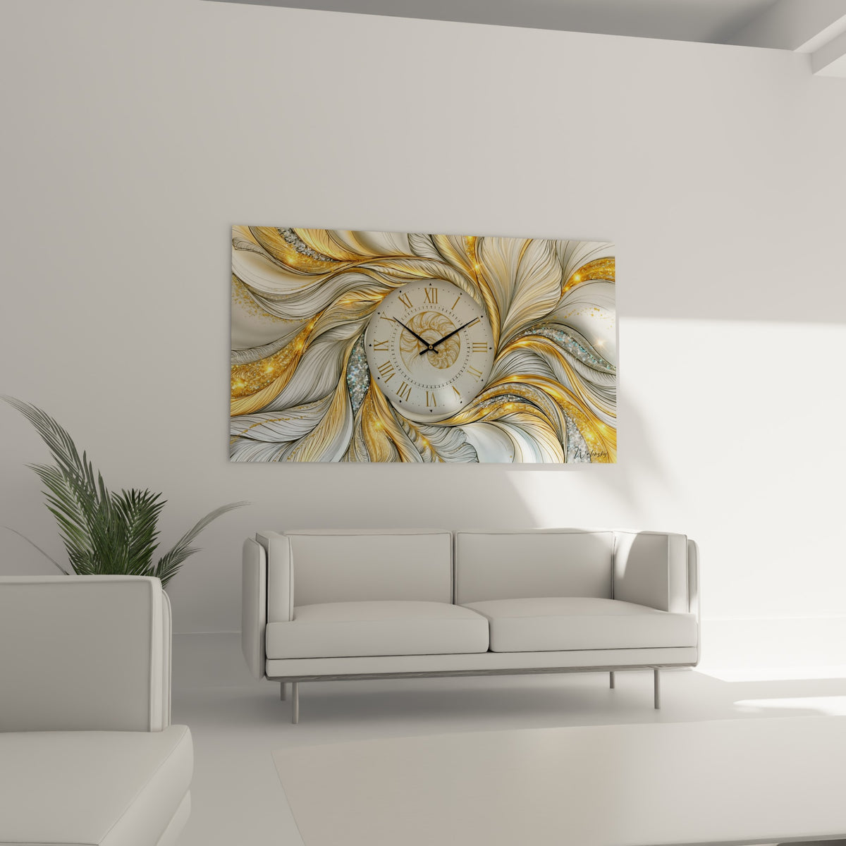 Cadran romain ivoire de l'Horloge entouré de plumes dorées, au-dessus d'un canapé dans un salon lumineux