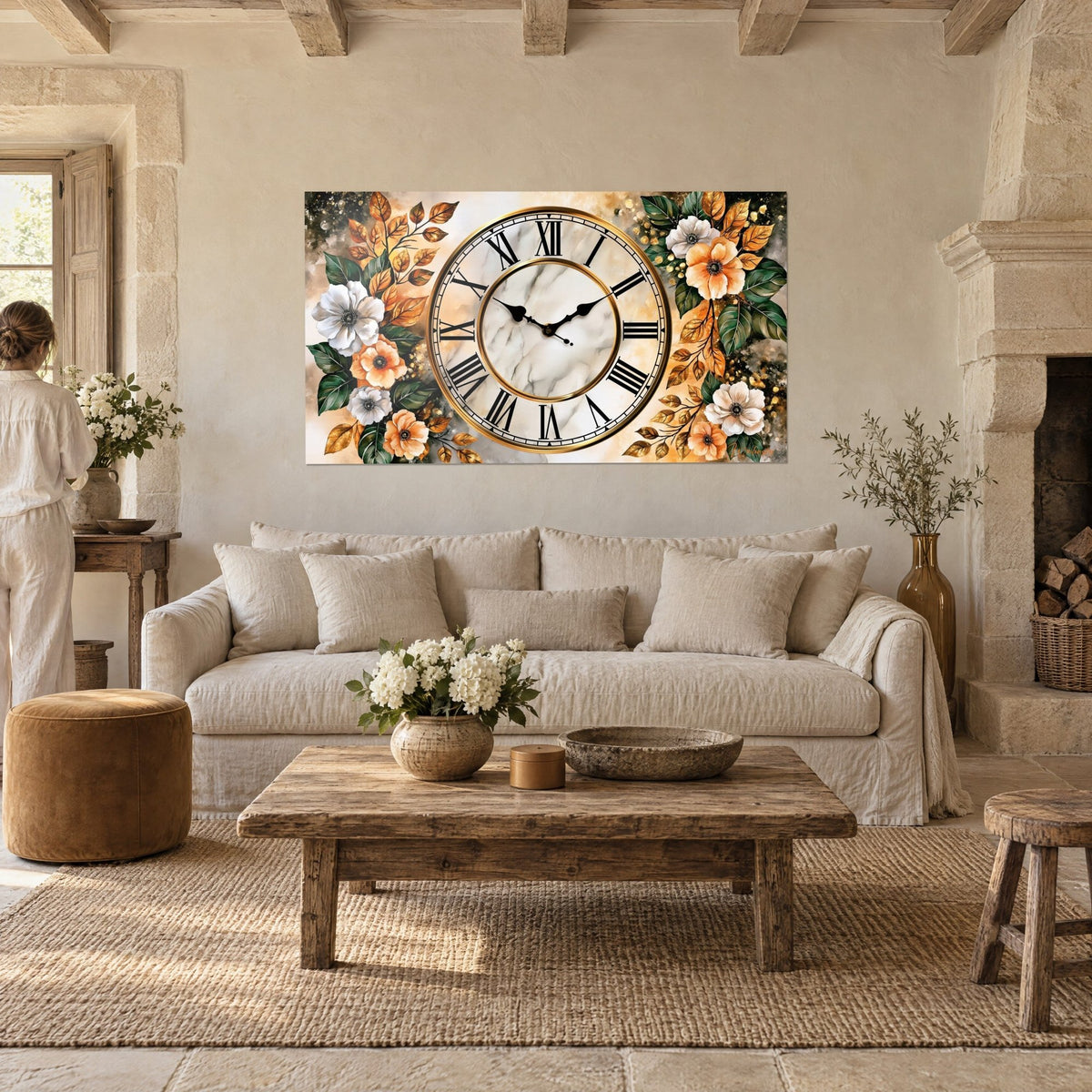 Cuadro reloj de mármol veteado con marco de latón, números romanos negros y flores melocotón, sobre un sofá en un salón luminoso