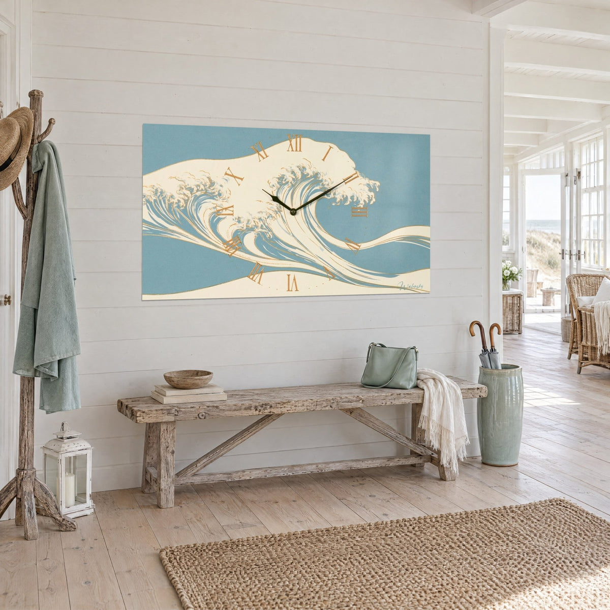 Tableau horloge à crête d'écume crème sur fond bleu pervenche, chiffres romains cuivrés, dans une maison de bord de mer