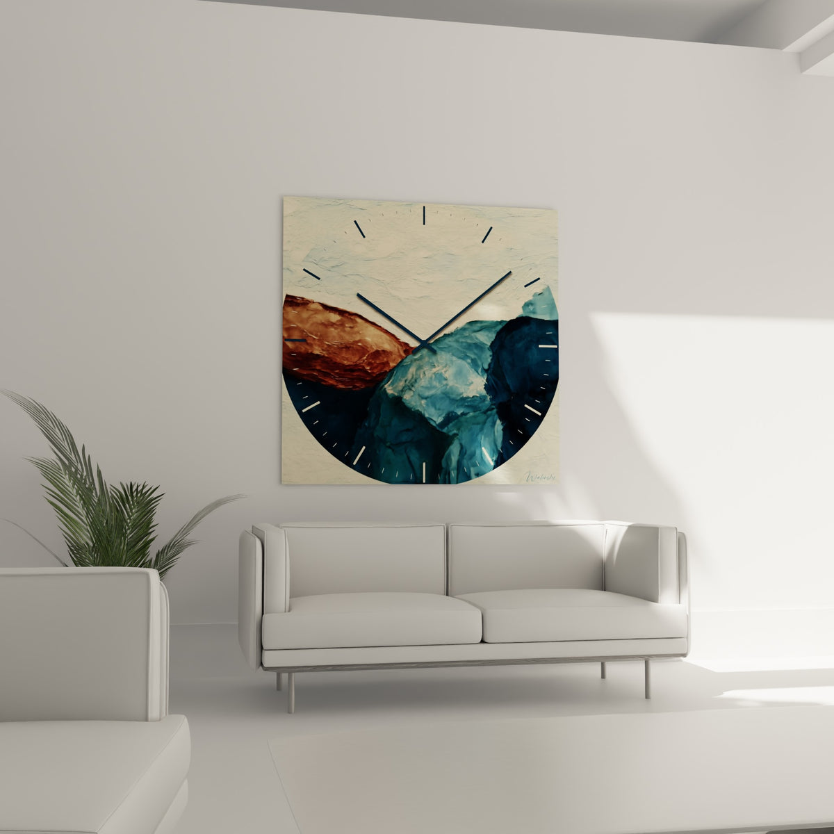 Falaise minérale ocre et bleu pétrole habille une horloge au-dessus d'un canapé dans un salon lumineux
