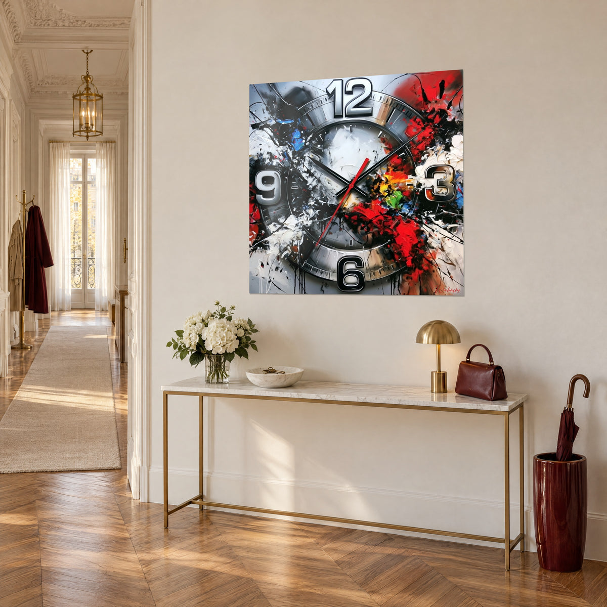 Tableau horloge abstraite au chiffre 12 argenté, éclats rouges et bleus, sur un mur beige près d'une console dorée