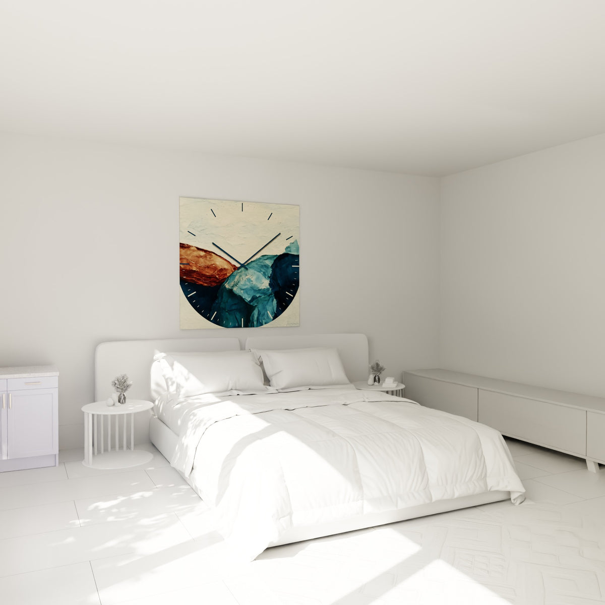 Massif rocheux terracotta et bleu anthracite orne une horloge au-dessus d'un lit dans une chambre claire