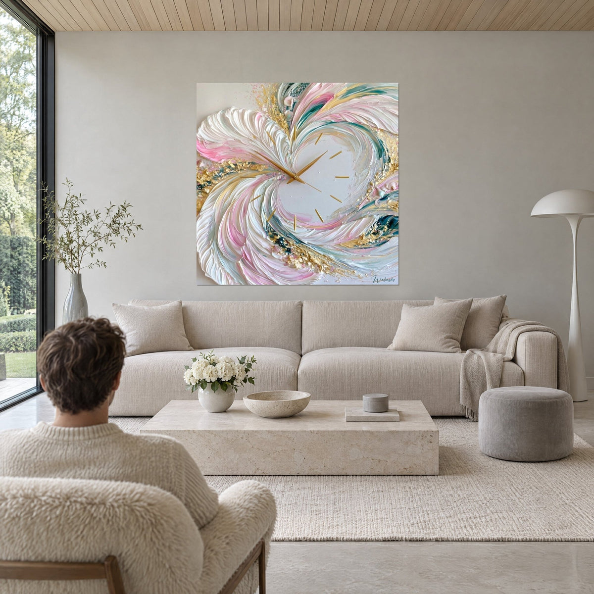 Quadro spirale d'orologio in rilievo rosa e oro, lancette dorate, onde bianche; sopra un divano in un soggiorno luminoso