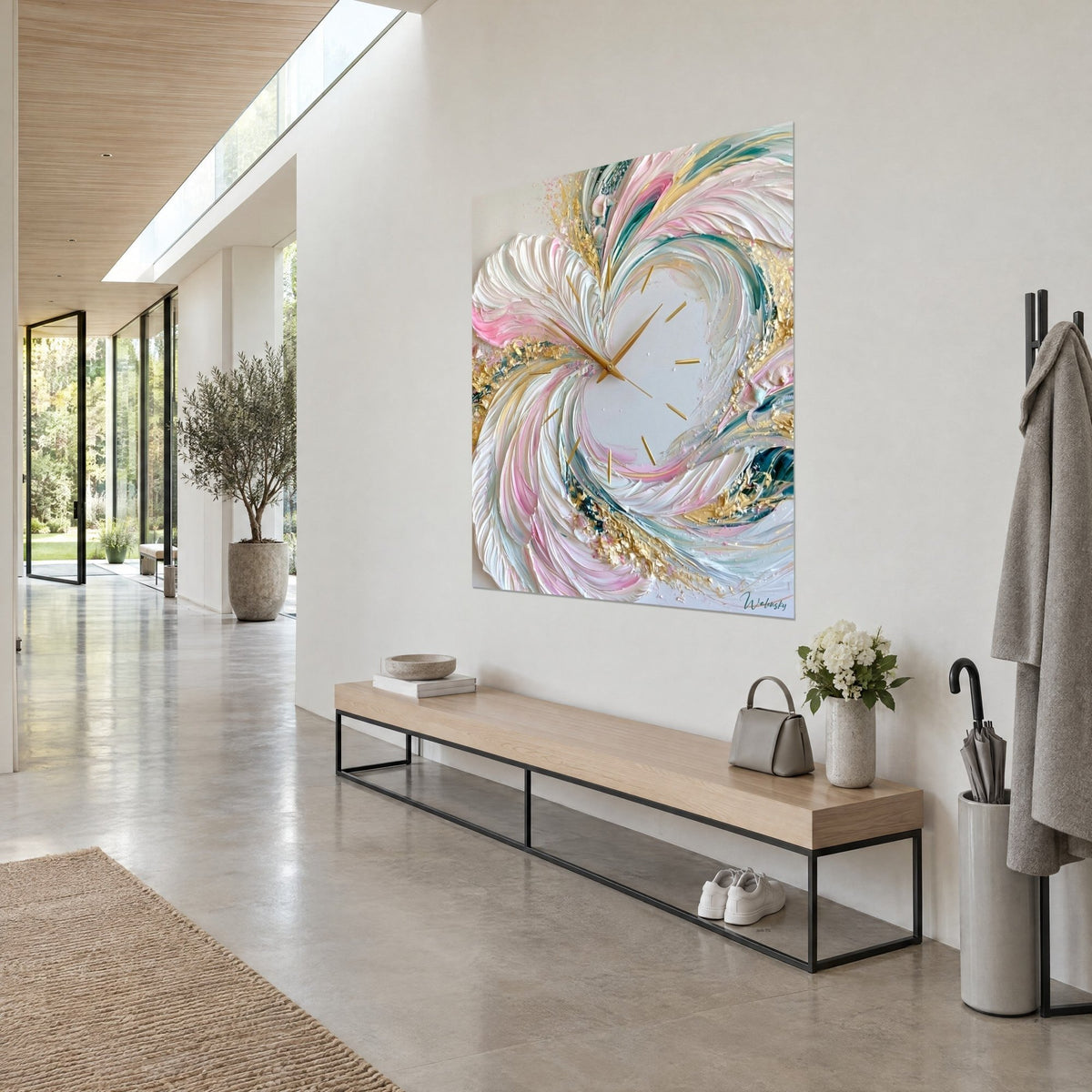 Quadro quadrante d'orologio senza numeri, volute di colore denso bianco madreperla e rosa, pagliuzze d'oro; vista di tre quarti, corridoio