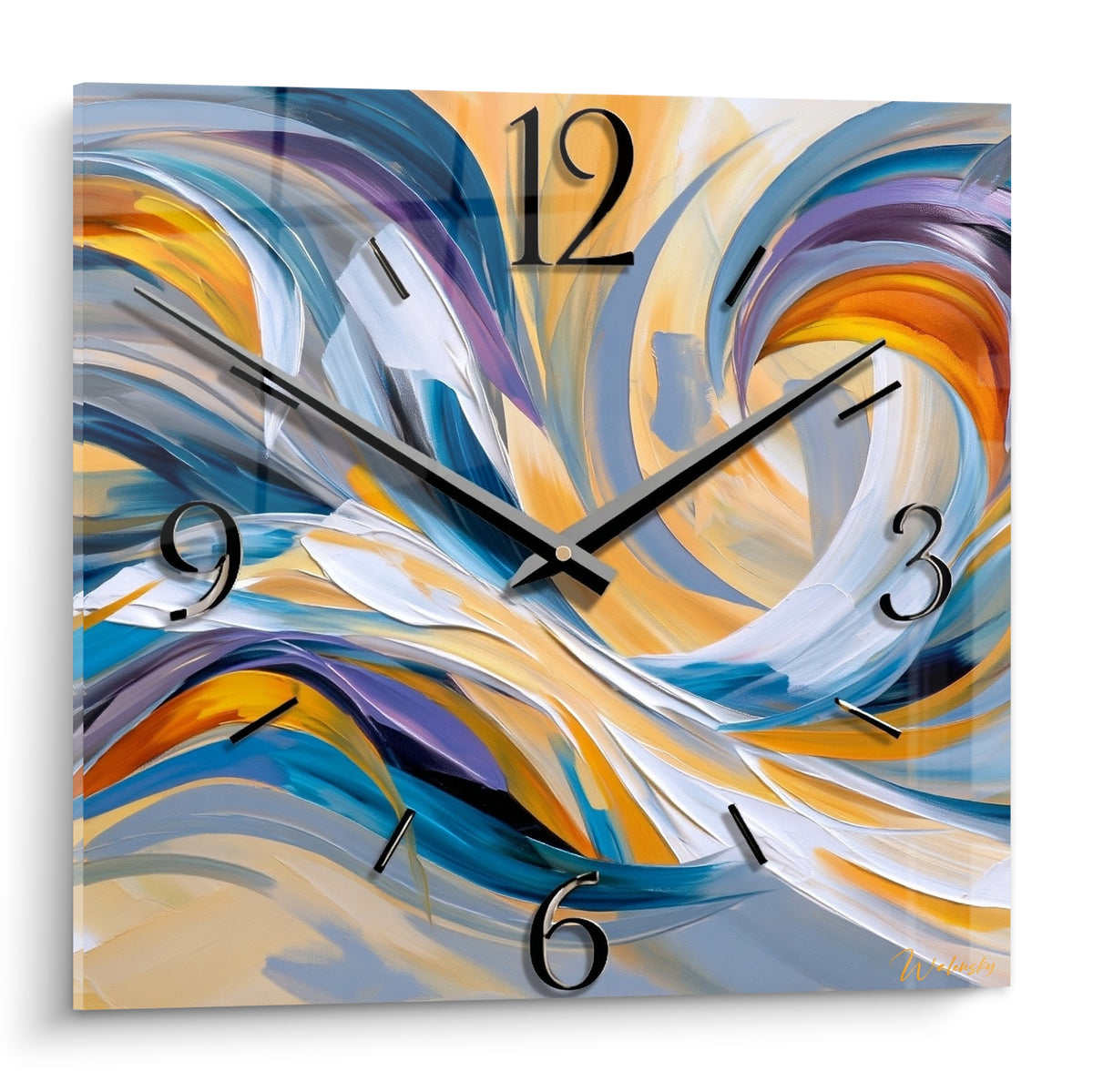 Horloge murale aux tourbillons bleu marine et doré, chiffres noirs stylisés, forme carrée
