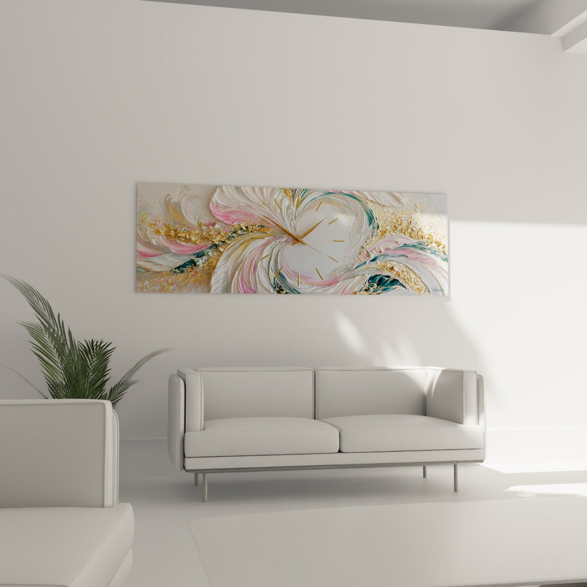 Vagues blanches et roses ornées d'éclats dorés sur cette horloge, au-dessus d'un canapé dans un salon lumineux
