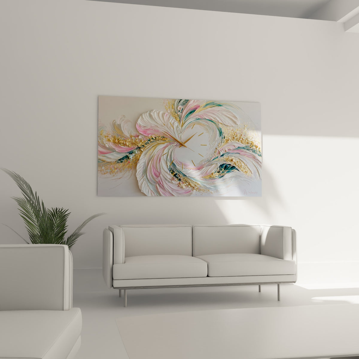 Spirale texturée rose, vert sauge et or de cette horloge au-dessus d'un canapé dans un salon lumineux