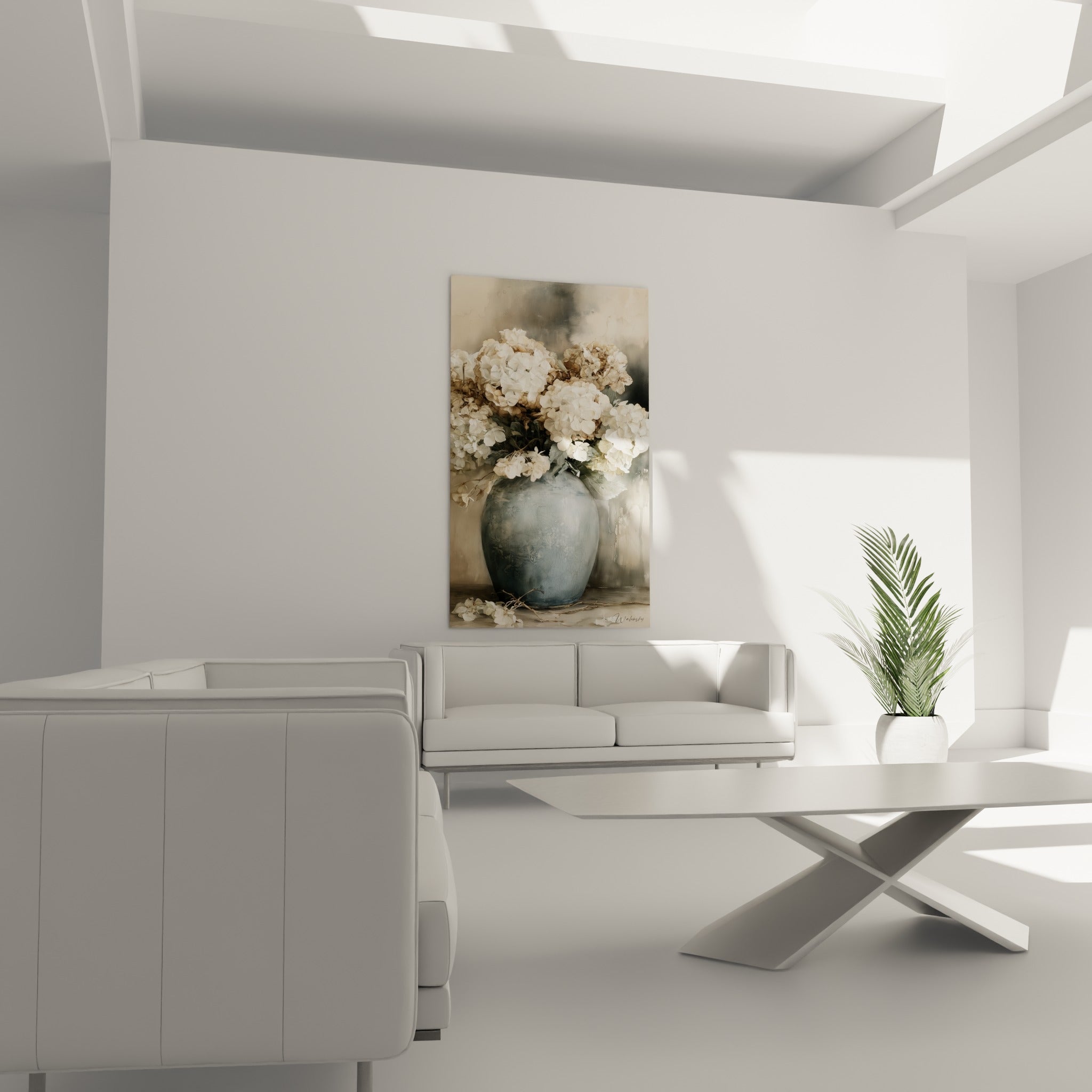 Fleurs d'Hortensia blanches et vase bleu texturé placés au-dessus d'un canapé dans un salon lumineux