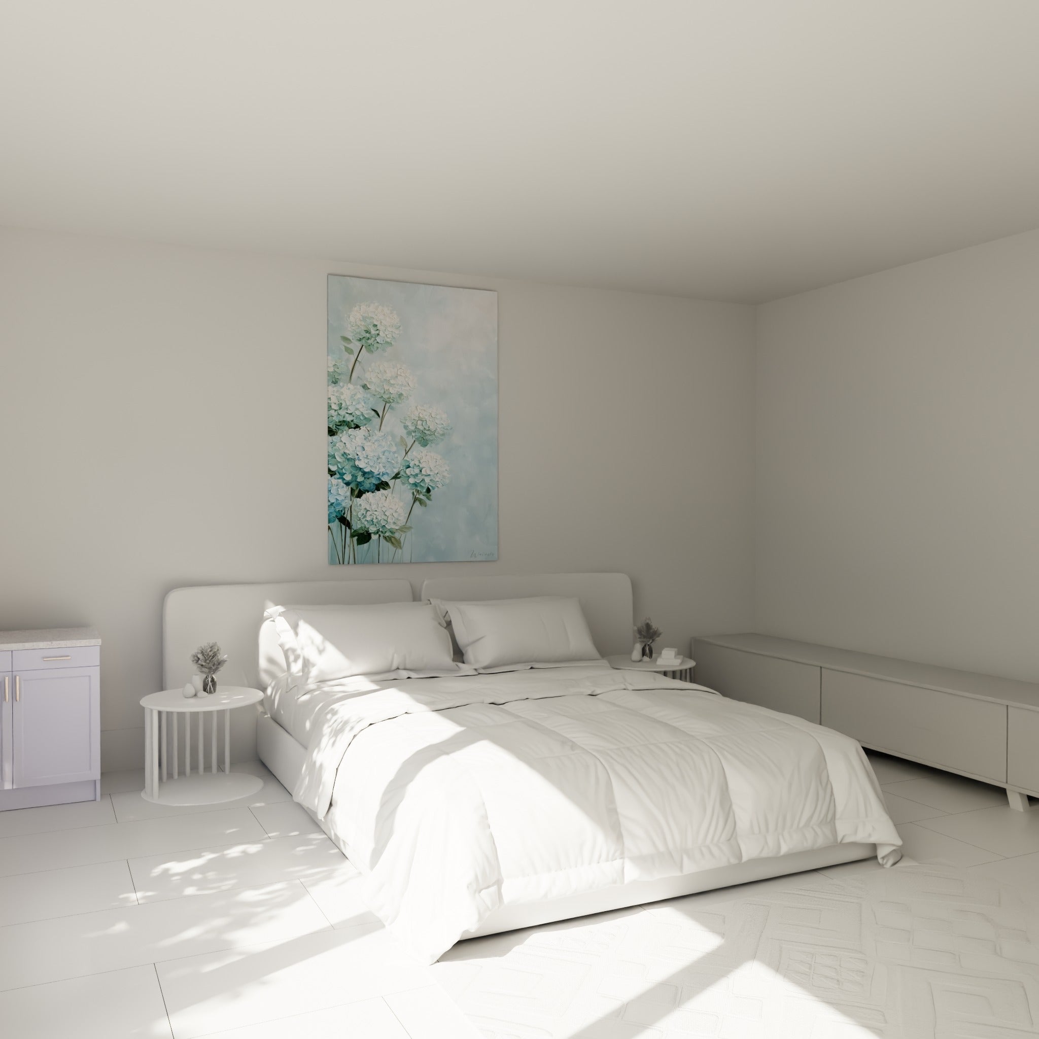 Bouquet d'hortensias bleu ciel et blanc crème au-dessus d'un lit dans une chambre claire