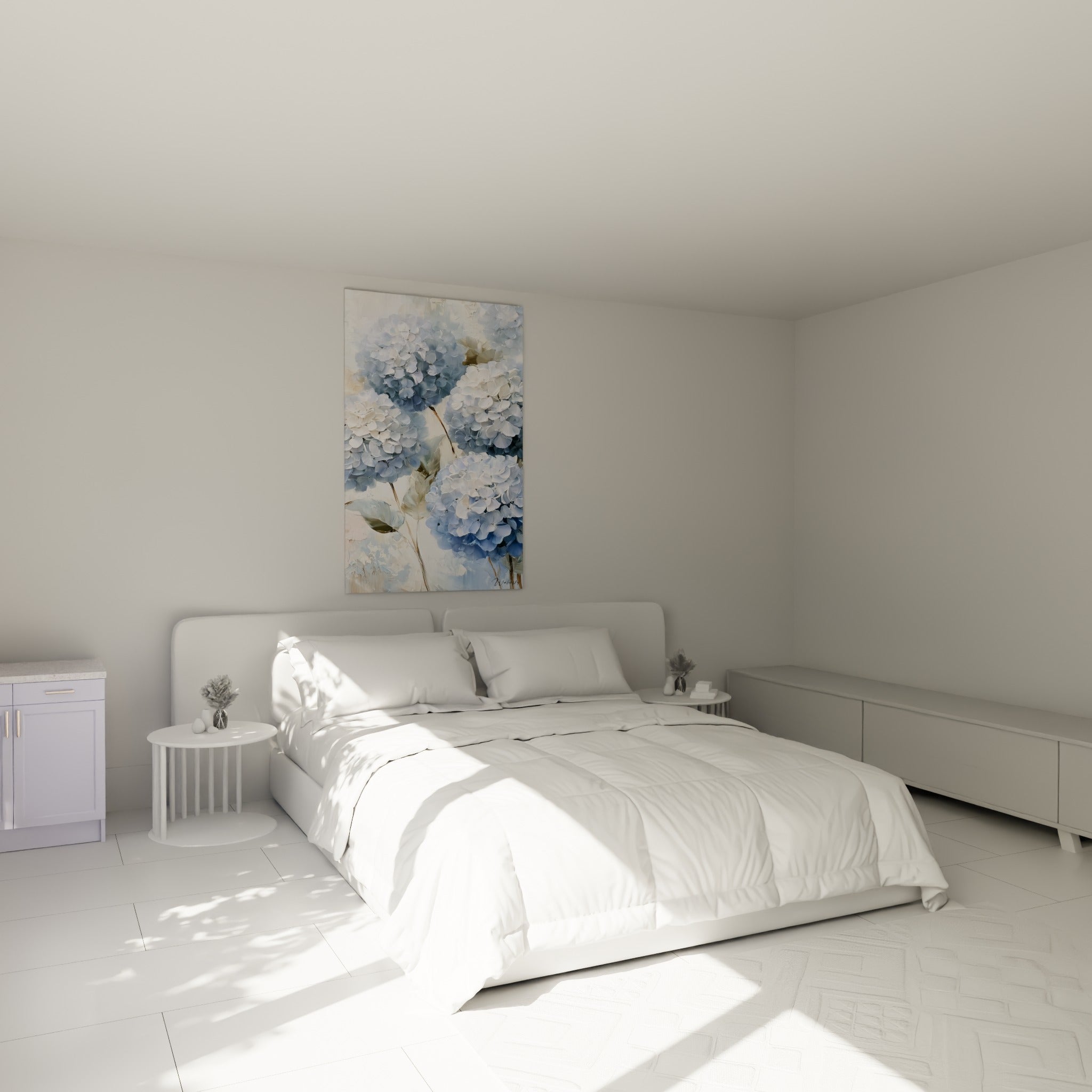Bouquet d'hortensias bleu poudré aux reflets dorés suspendu au-dessus d'un lit dans une chambre claire