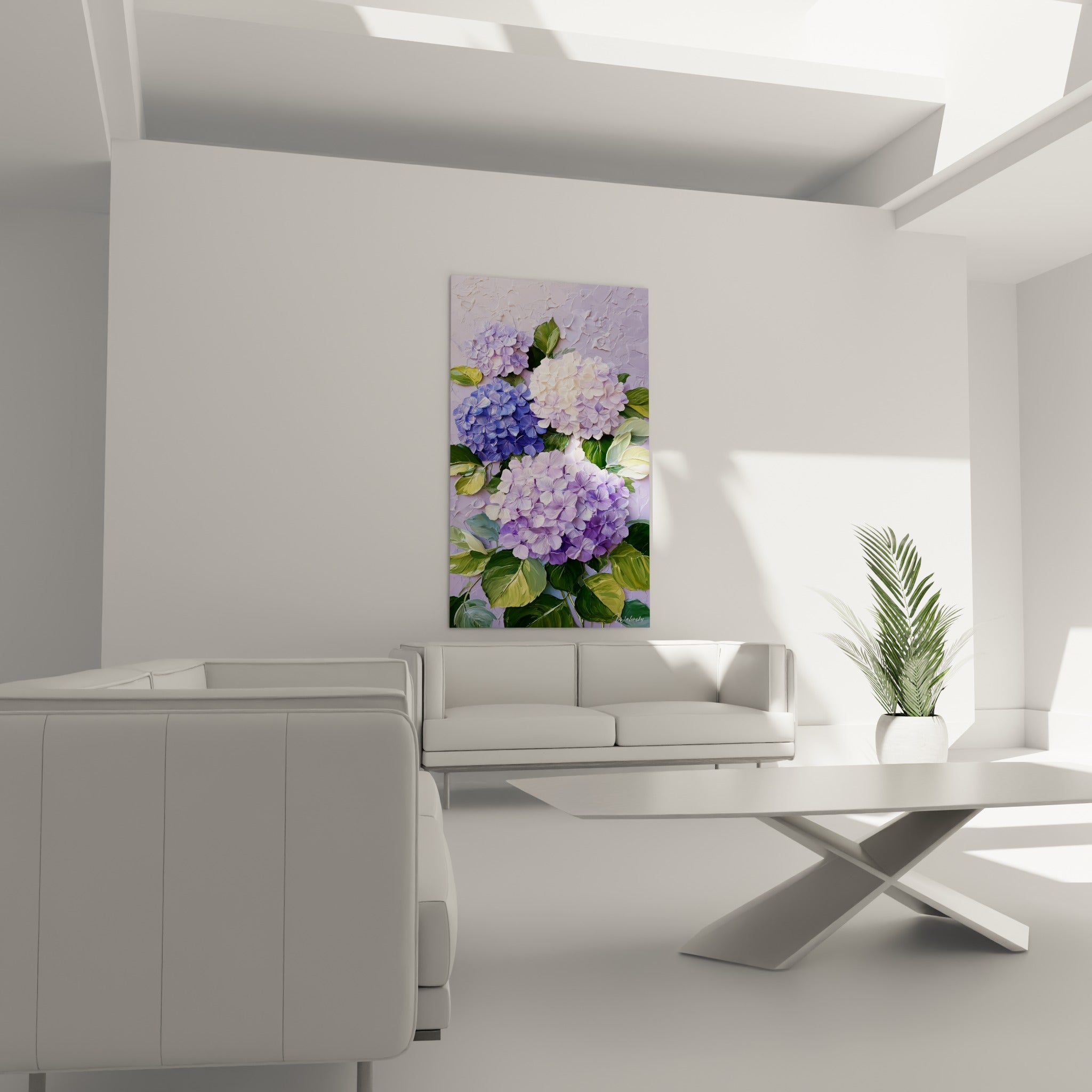 Grappes d'hortensia blanc crème et violet installées au-dessus d'un canapé dans un salon lumineux