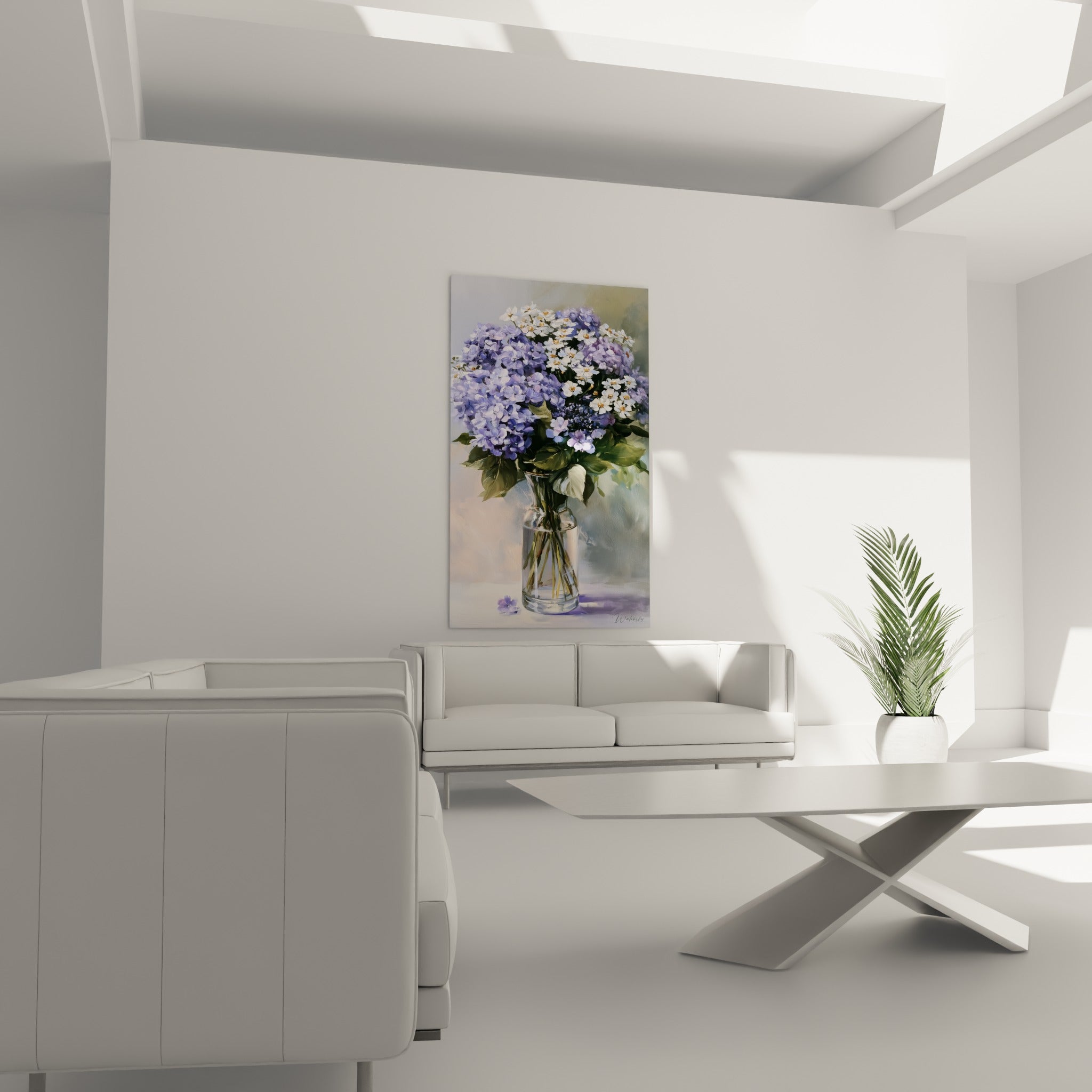 Fleurs mauves et blanches en vase transparent au-dessus d'un canapé dans un salon lumineux