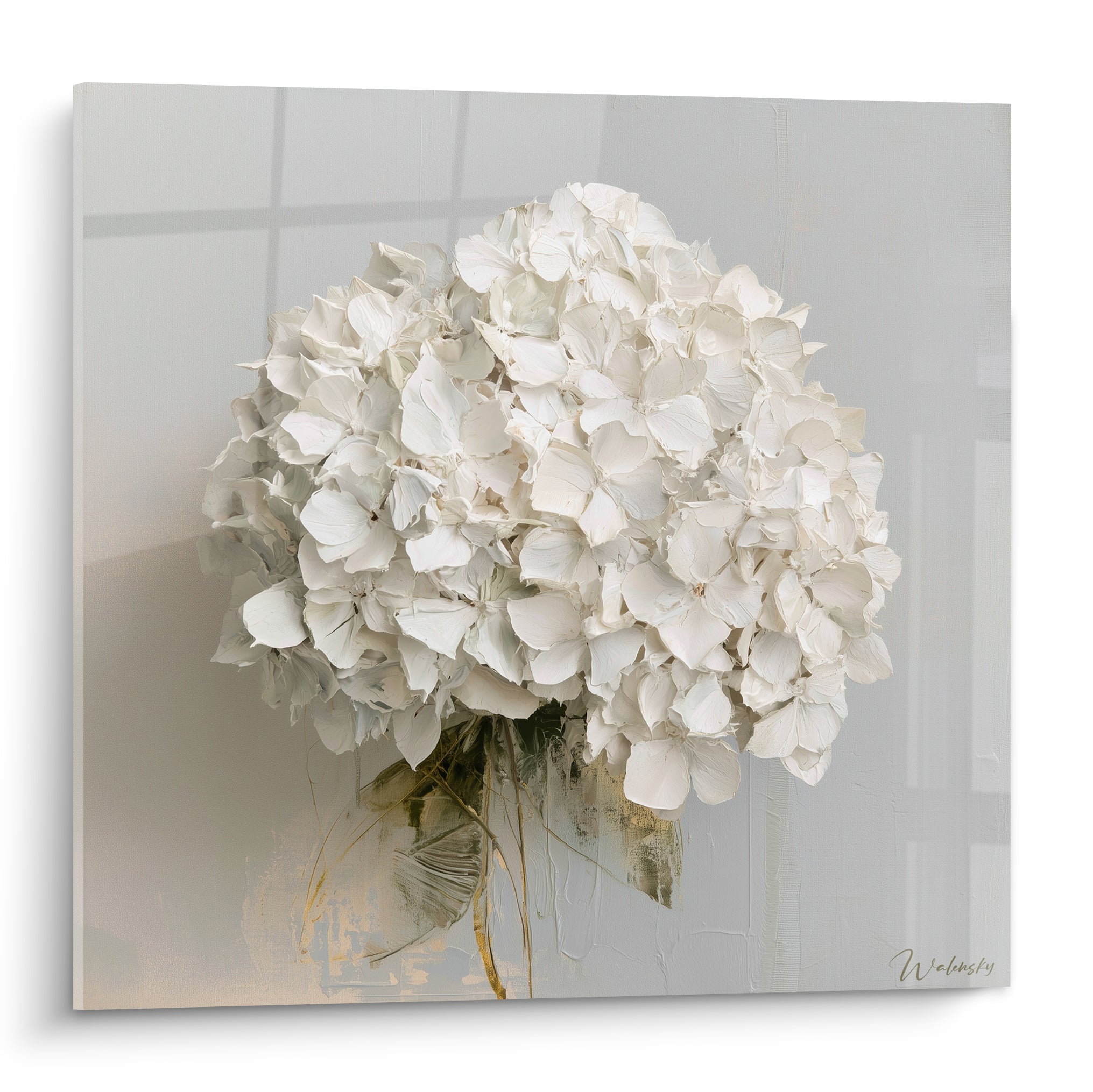 Hortensia blanc aux pétales texturés sur fond gris perle, tiges dorées esquissées en bas du tableau