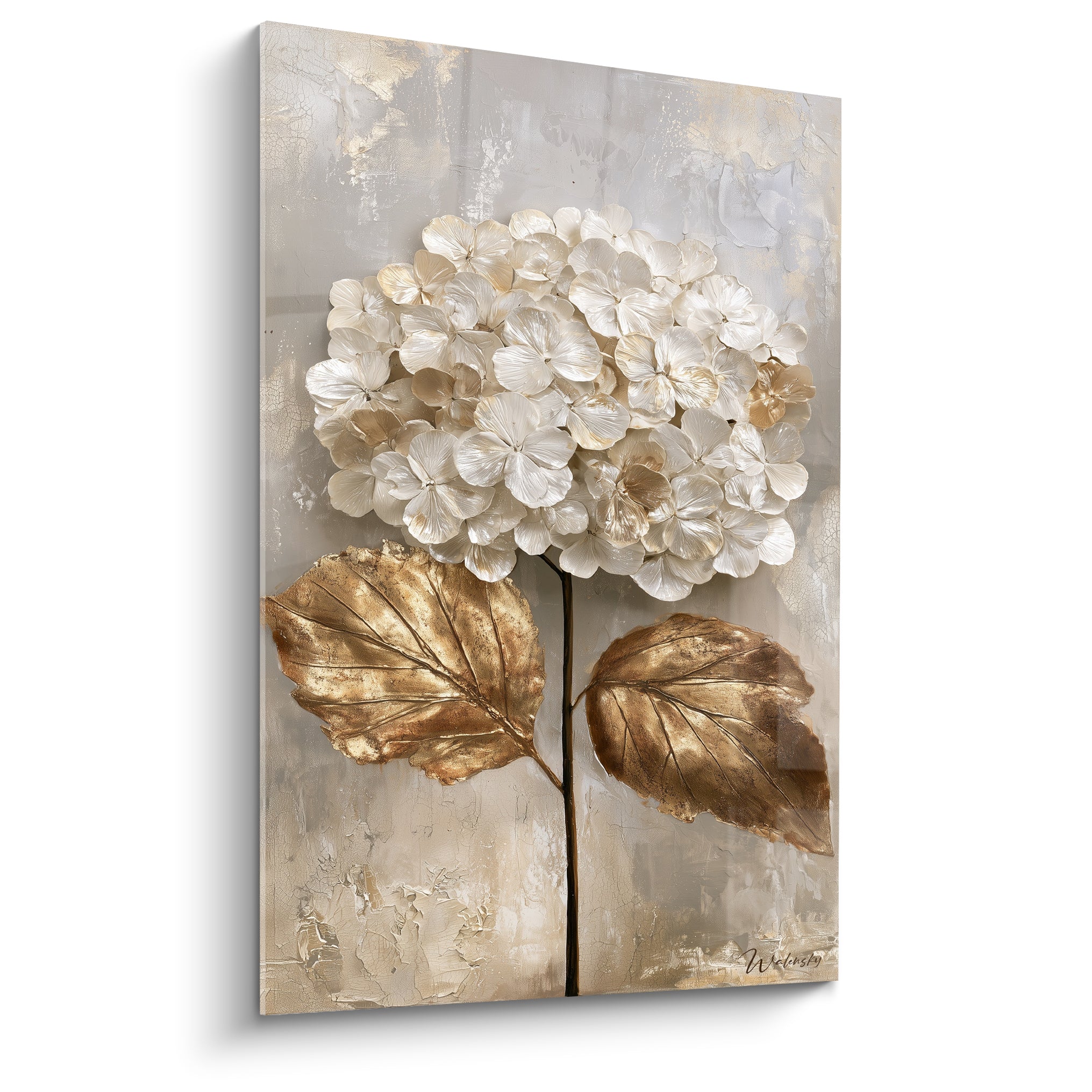 Hortensia blanc ivoire aux feuilles dorées, pétales texturés sur fond gris craquelé