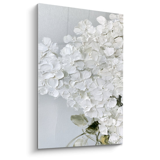 Hortensia blanc aux pétales épais sculptés sur fond gris perle texturé et lumineux