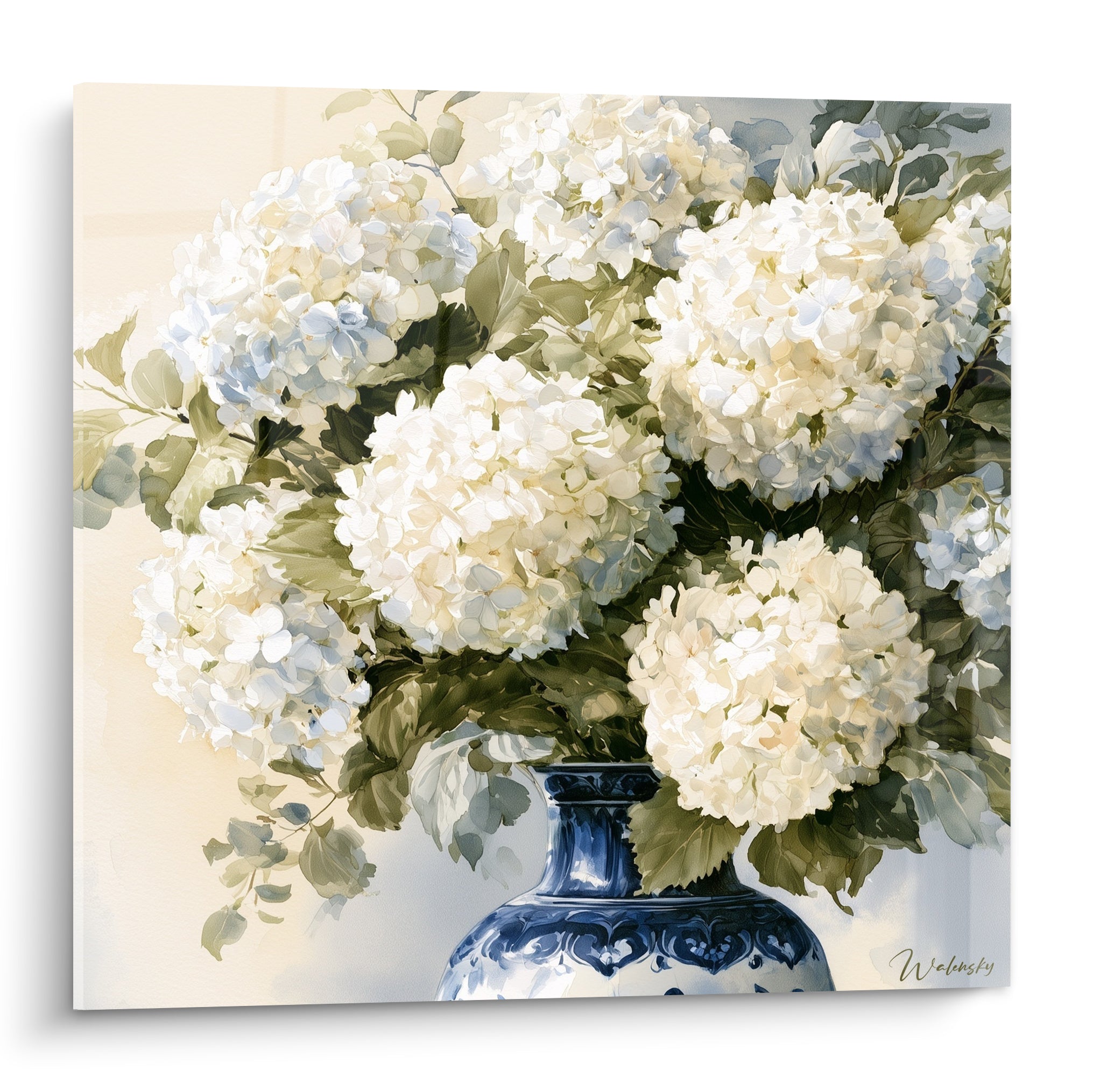 Hortensias blancs et bleu pastel réunis dans un vase bleu marine à motifs floraux