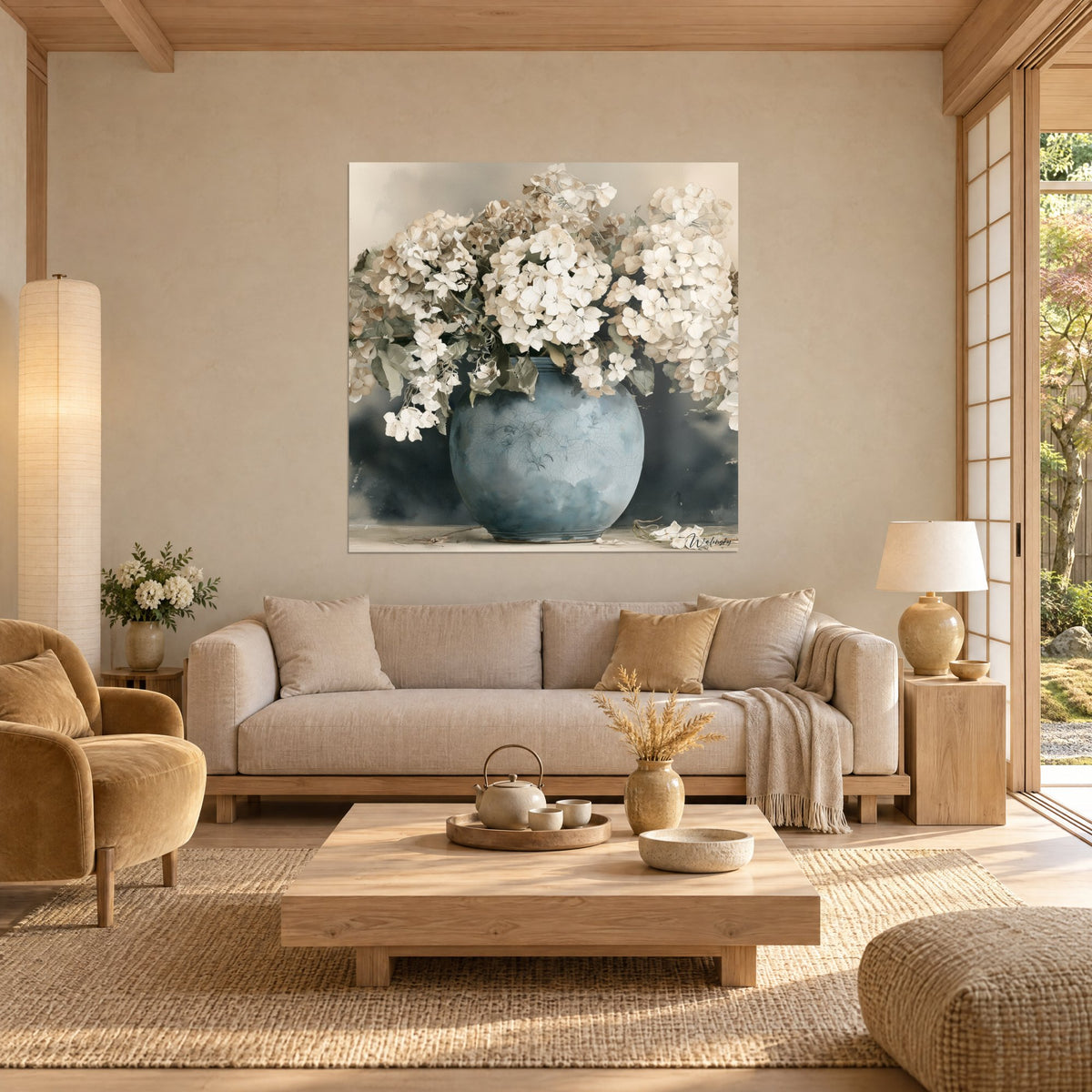 Gemälde weiße und cremefarbene Hortensien, überquellend aus einer runden blauen Vase mit Craquelé, graublauer Hintergrund, über einem Sofa in einem hellen Wohnzimmer