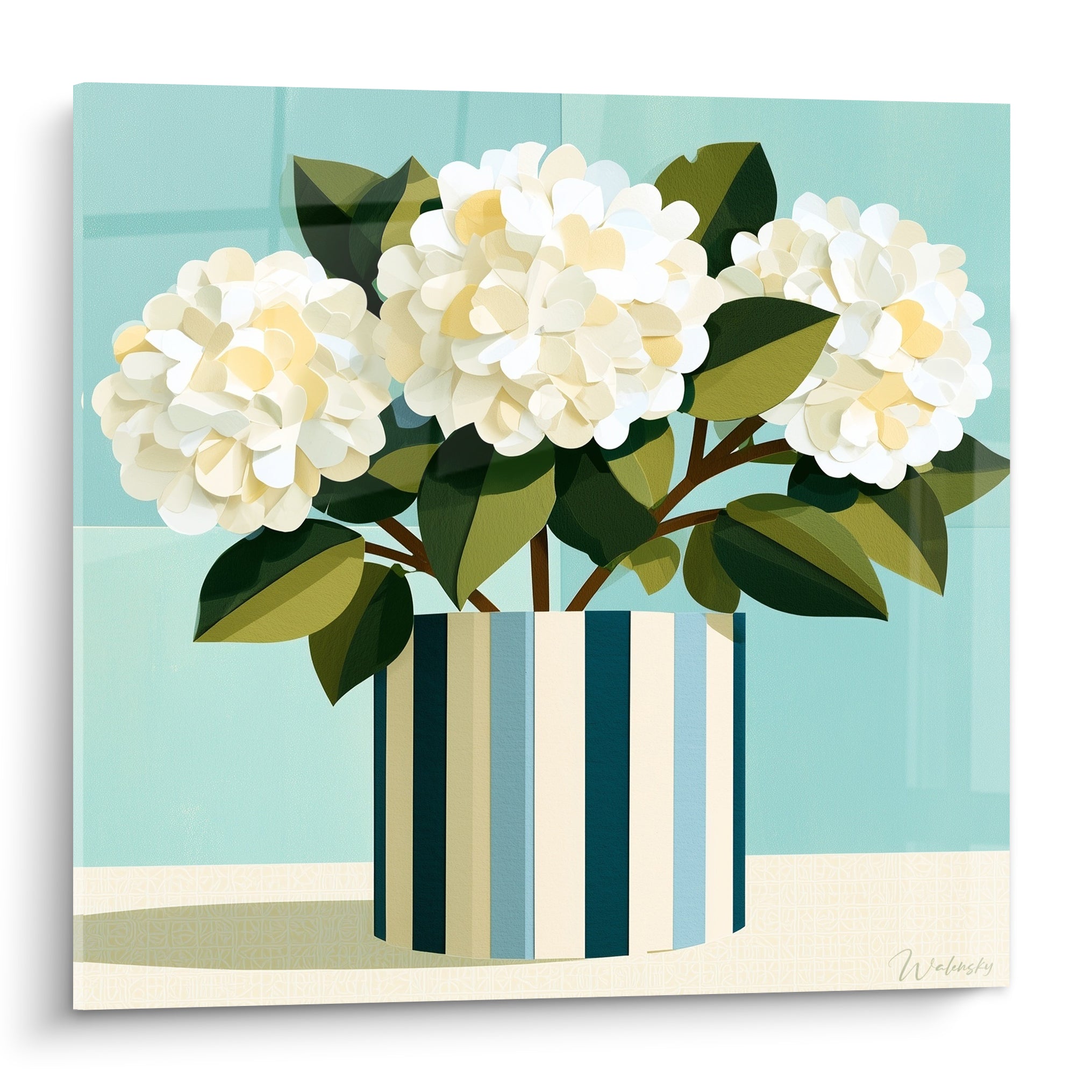 Hortensias blancs en grappes généreuses dans un vase rayé bleu marine et ocre