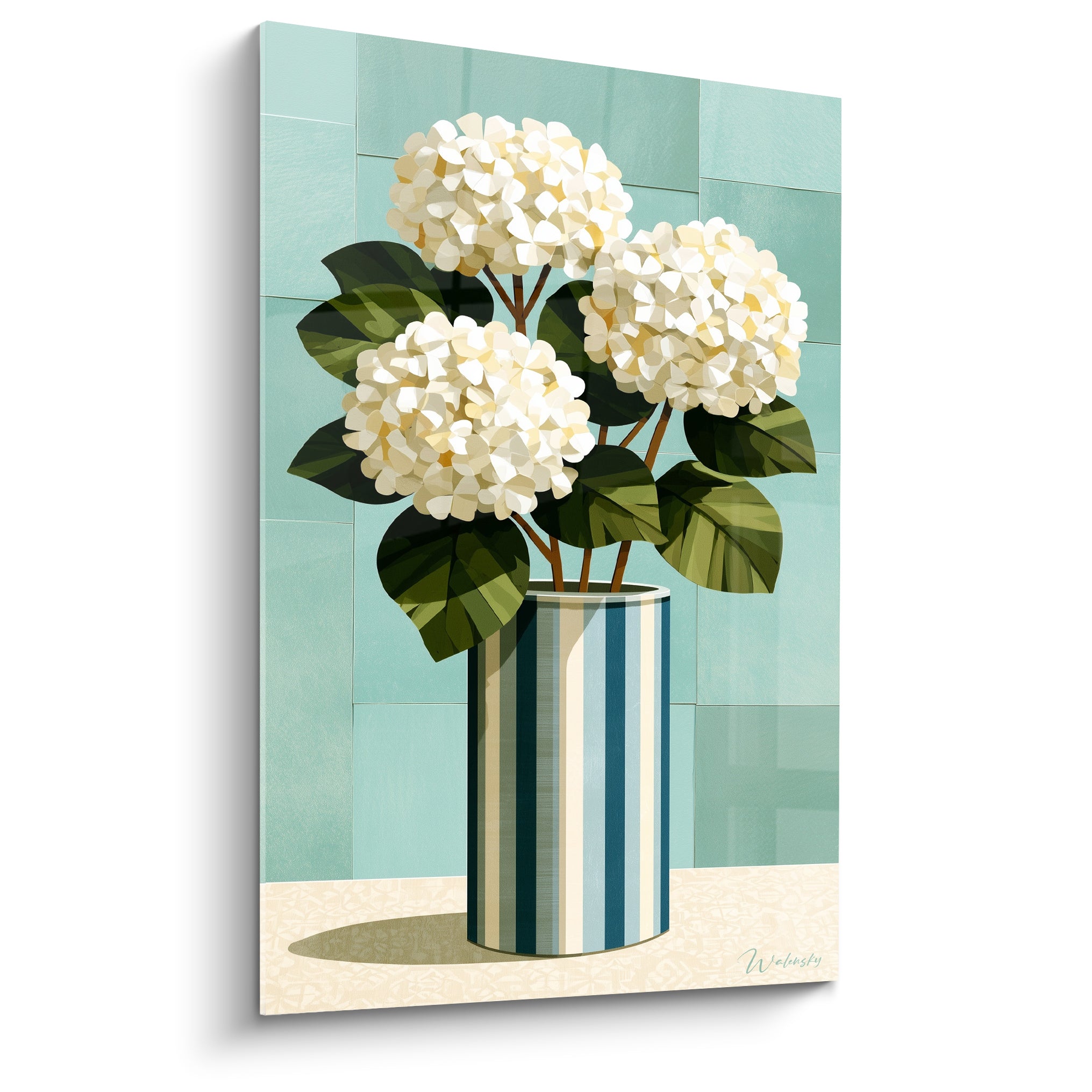 Hortensia blanc en pompons épais dans un vase rayé bleu marine, fond turquoise à damier