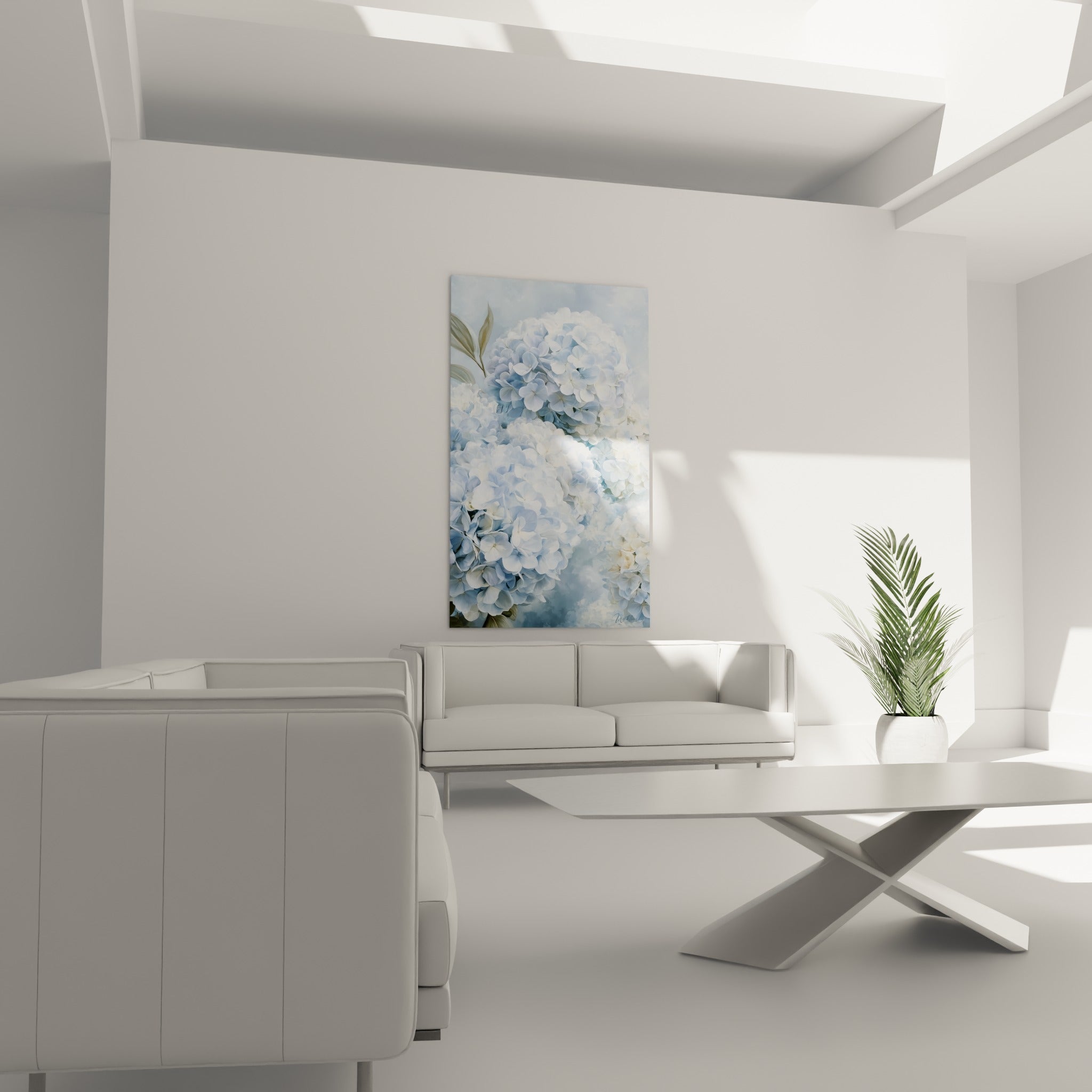 Fleurs d'hortensia bleu poudré et blanc ivoire au-dessus d'un canapé dans un salon lumineux