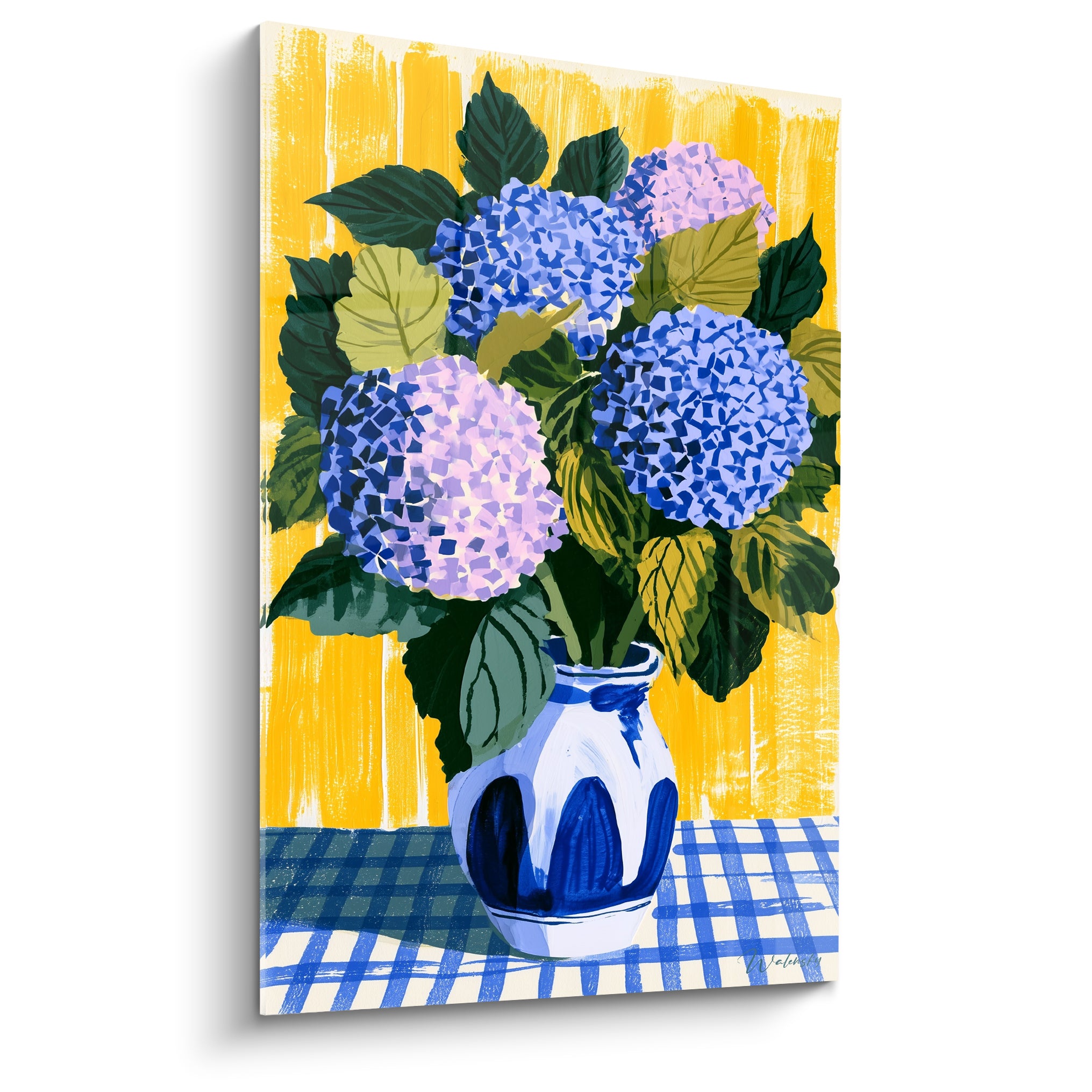 Hortensias bleu lavande et violet dans un vase bleu et blanc sur fond jaune vif