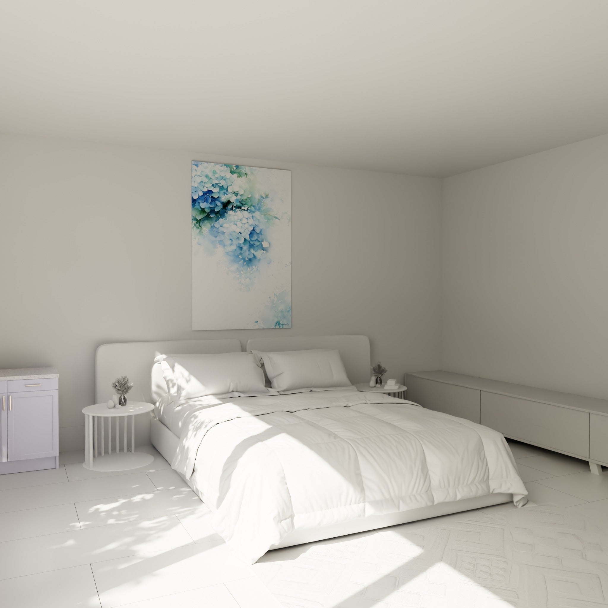 Grappes d'hortensia bleu marine et blanc nacré au-dessus d'un lit dans une chambre claire
