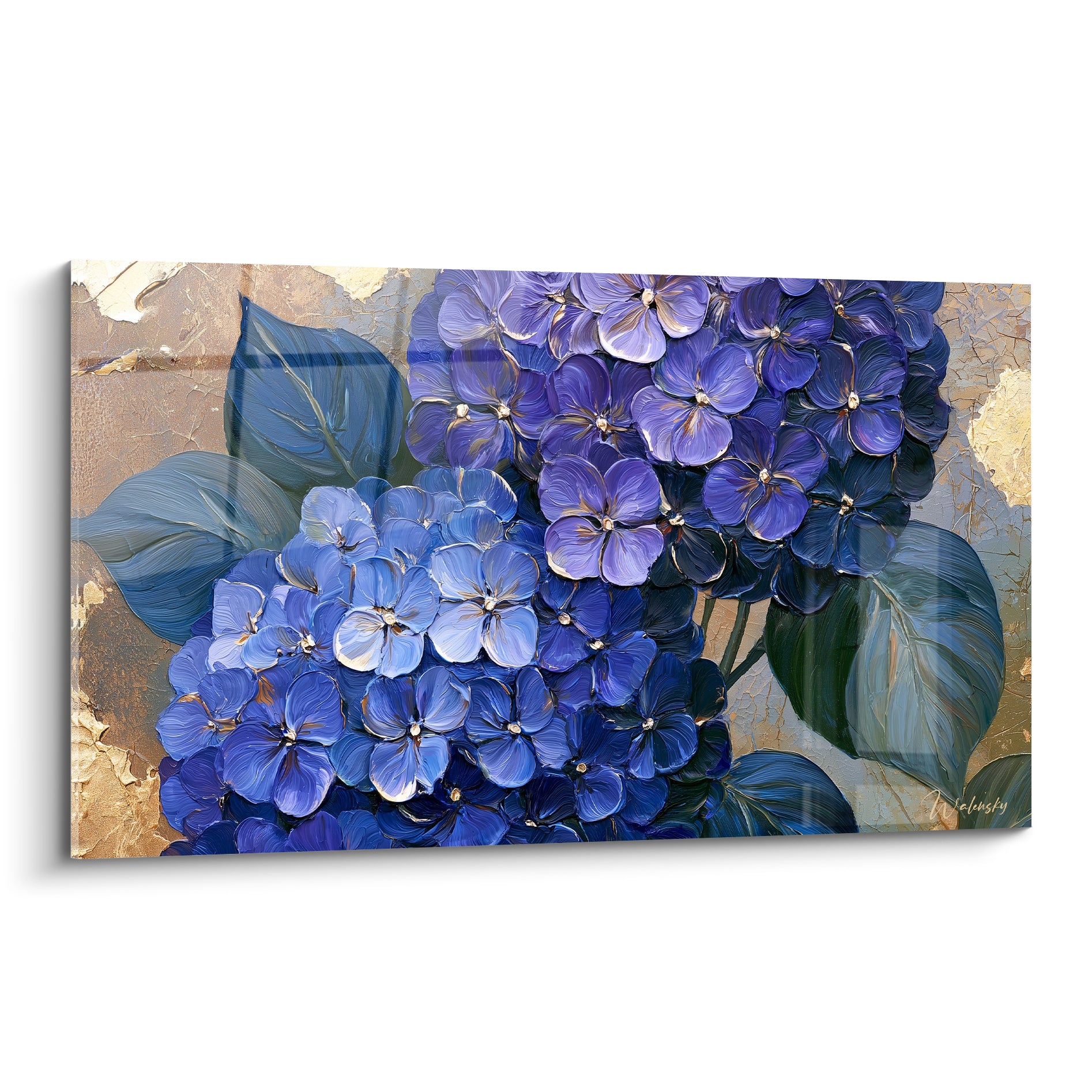 Hortensias bleu marine et violet en grappes texturées sur fond doré craquelé, pétales empâtés