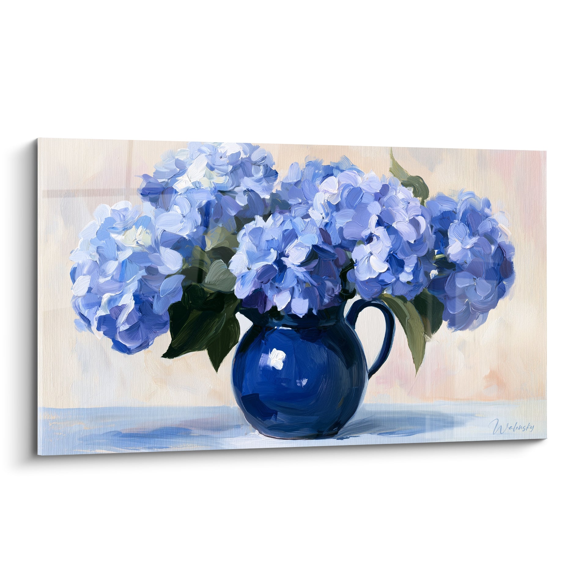 Hortensias bleu pastel et pichet bleu marine peints à l'huile, pétales texturés et feuillage vert olive