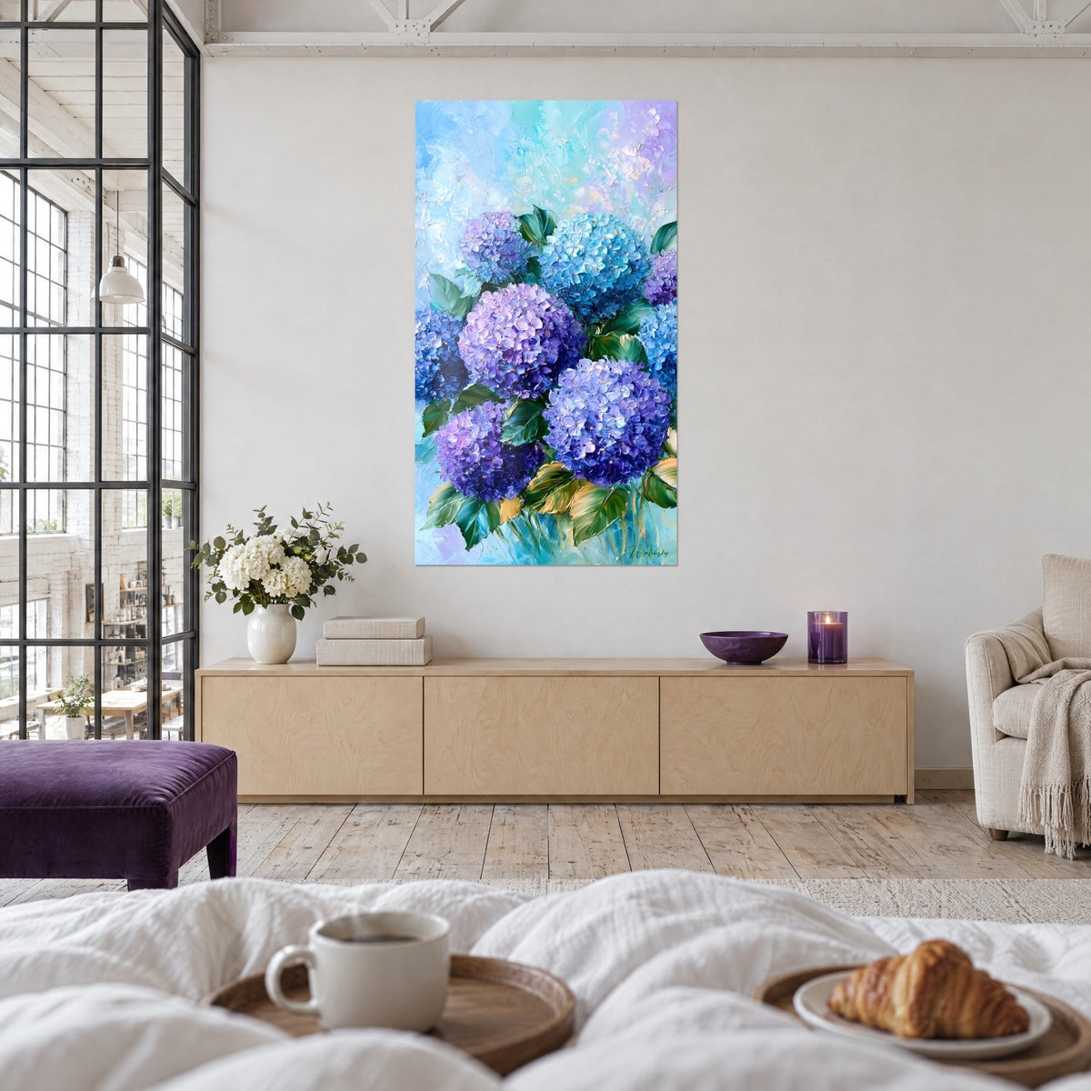 Gemälde Mauve und kobaltblaue Hortensienblüten, tannengrüne Blätter, über dem Bett in einem hellen Schlafzimmer aufgehängt