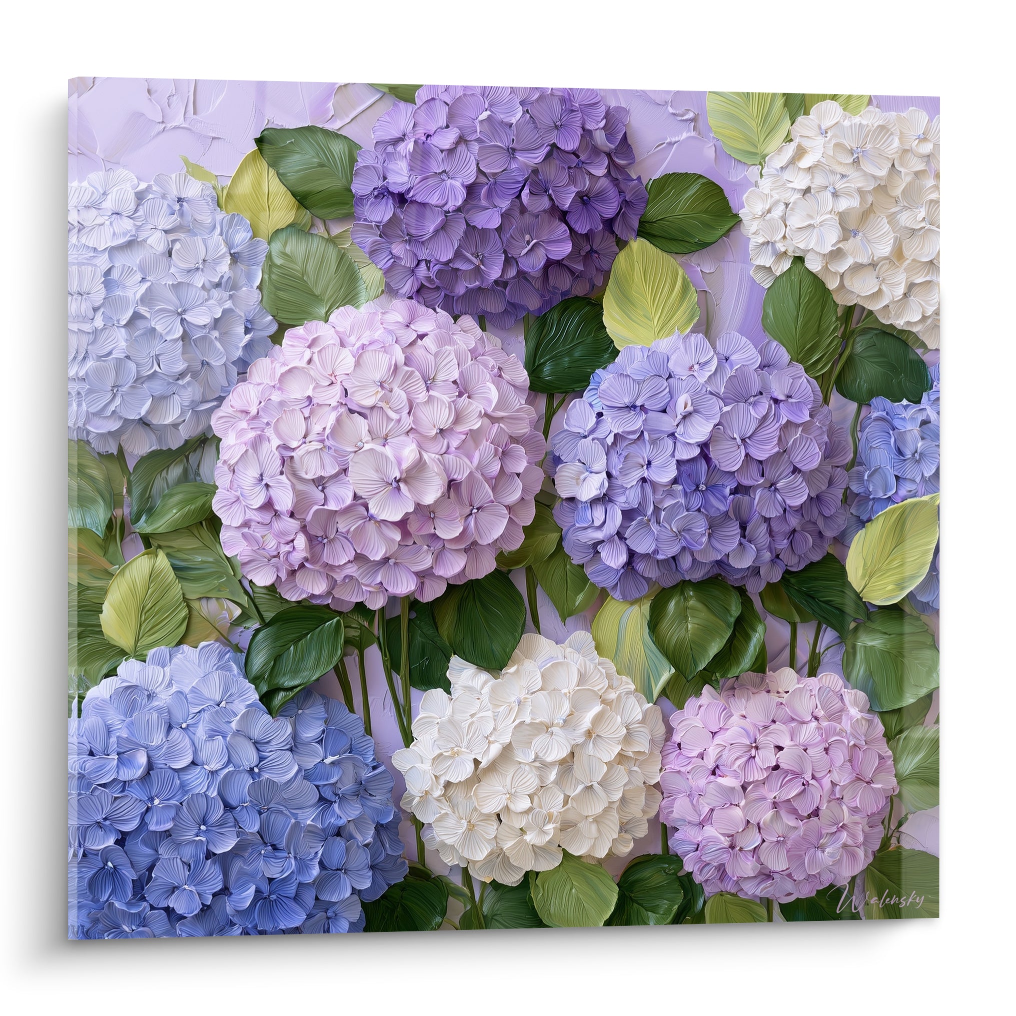 Hortensia en relief bleu, violet et blanc, pétales sculptés et feuillage vert dense