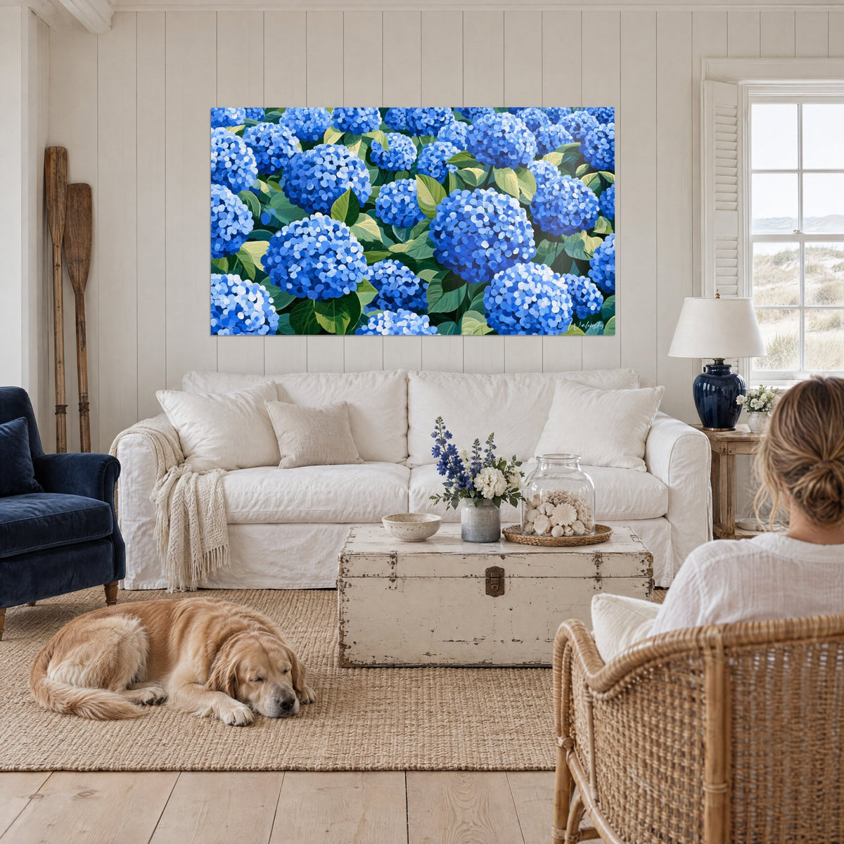 Gemälde Hortensien in kobaltblauen und weißen Kugelblüten, salbeigrüne Blätter, in runden Pinselstrichen gemalt, über einem Sofa in einem hellen Wohnzimmer