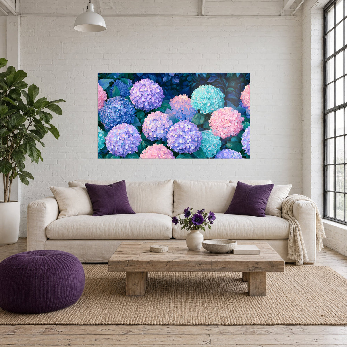 Gemälde mit dichten Hortensienblüten in Violett und Rosa auf nachtblauem Hintergrund, über einem Sofa in einem hellen Wohnzimmer