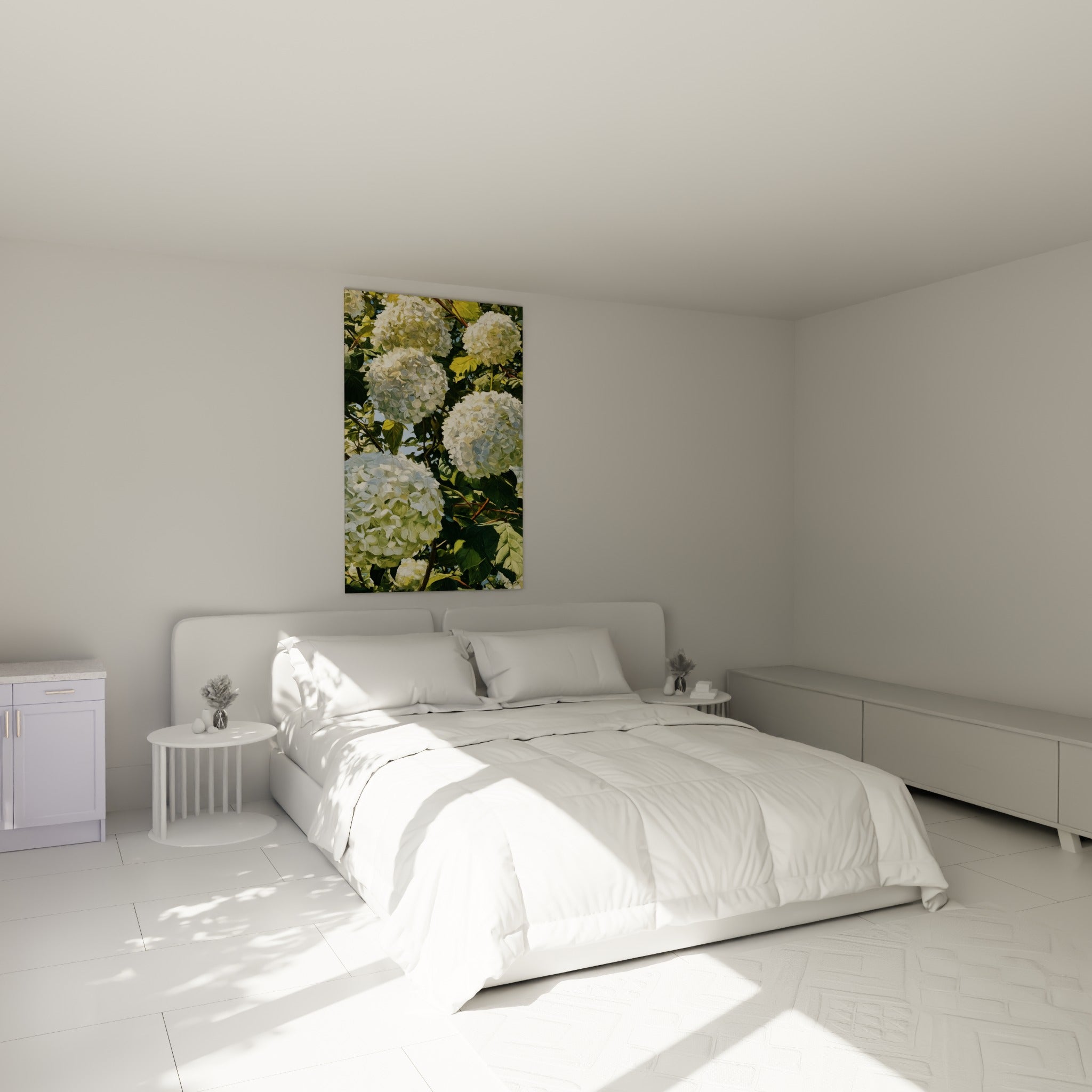 Bouquets d'hortensia blancs et verts peints en larges touches, au-dessus d'un lit dans une chambre claire