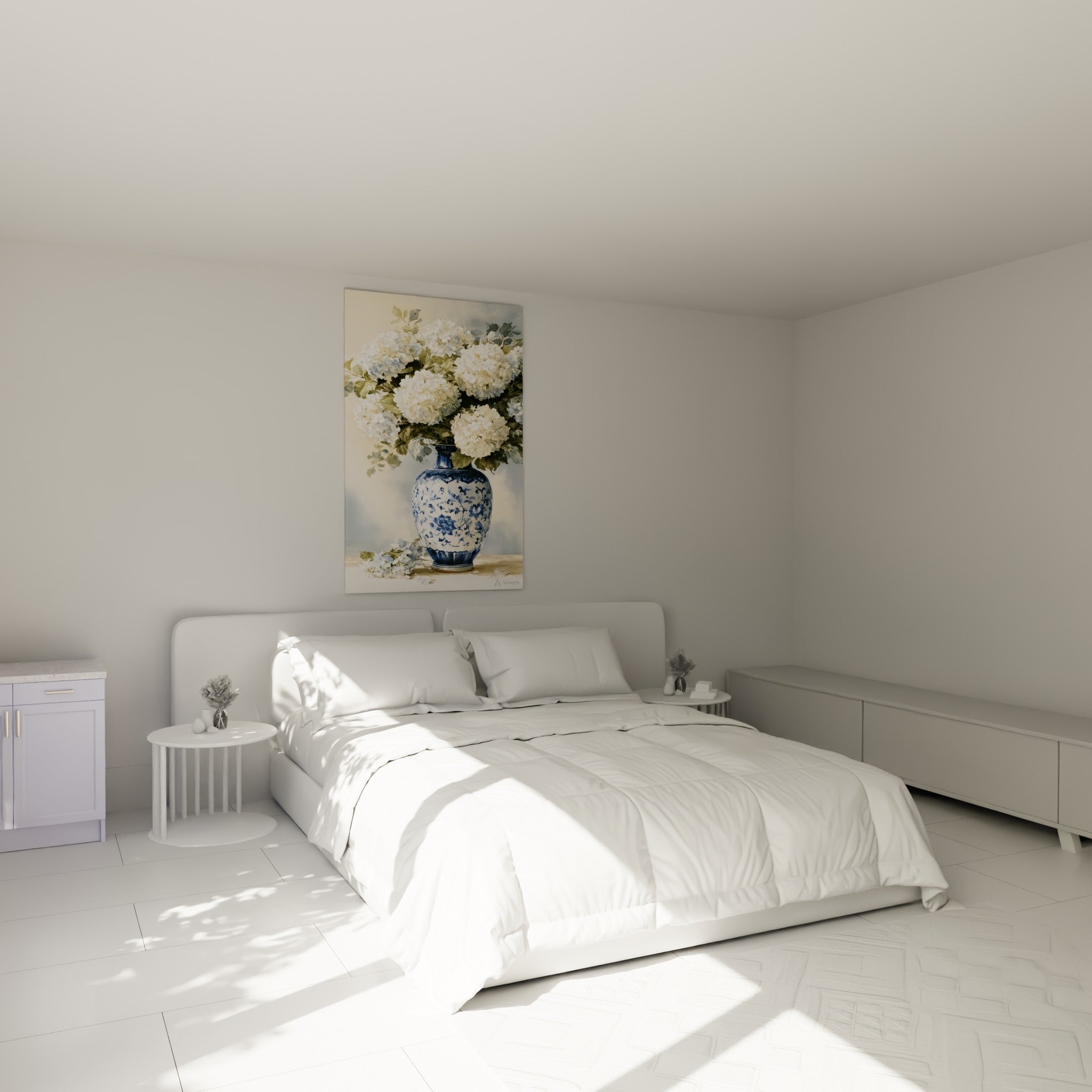 Bouquet d'hortensias blancs en vase bleu marine, au-dessus d'un lit dans une chambre claire