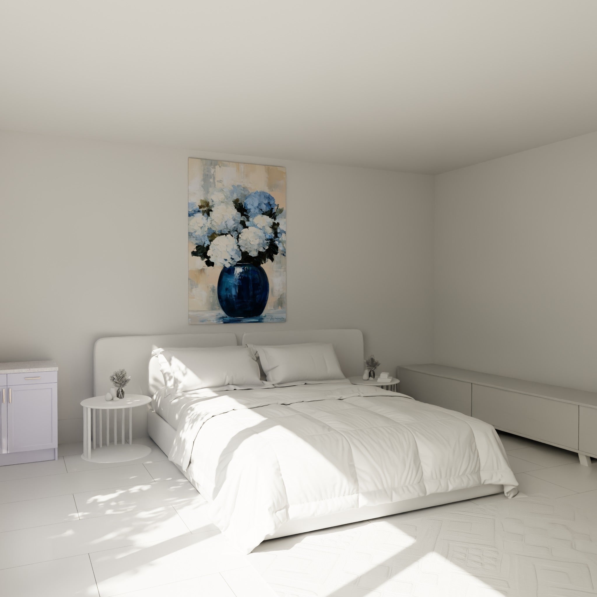 Bouquet d'hortensias bleu ciel et blanc crème au-dessus d'un lit dans une chambre claire